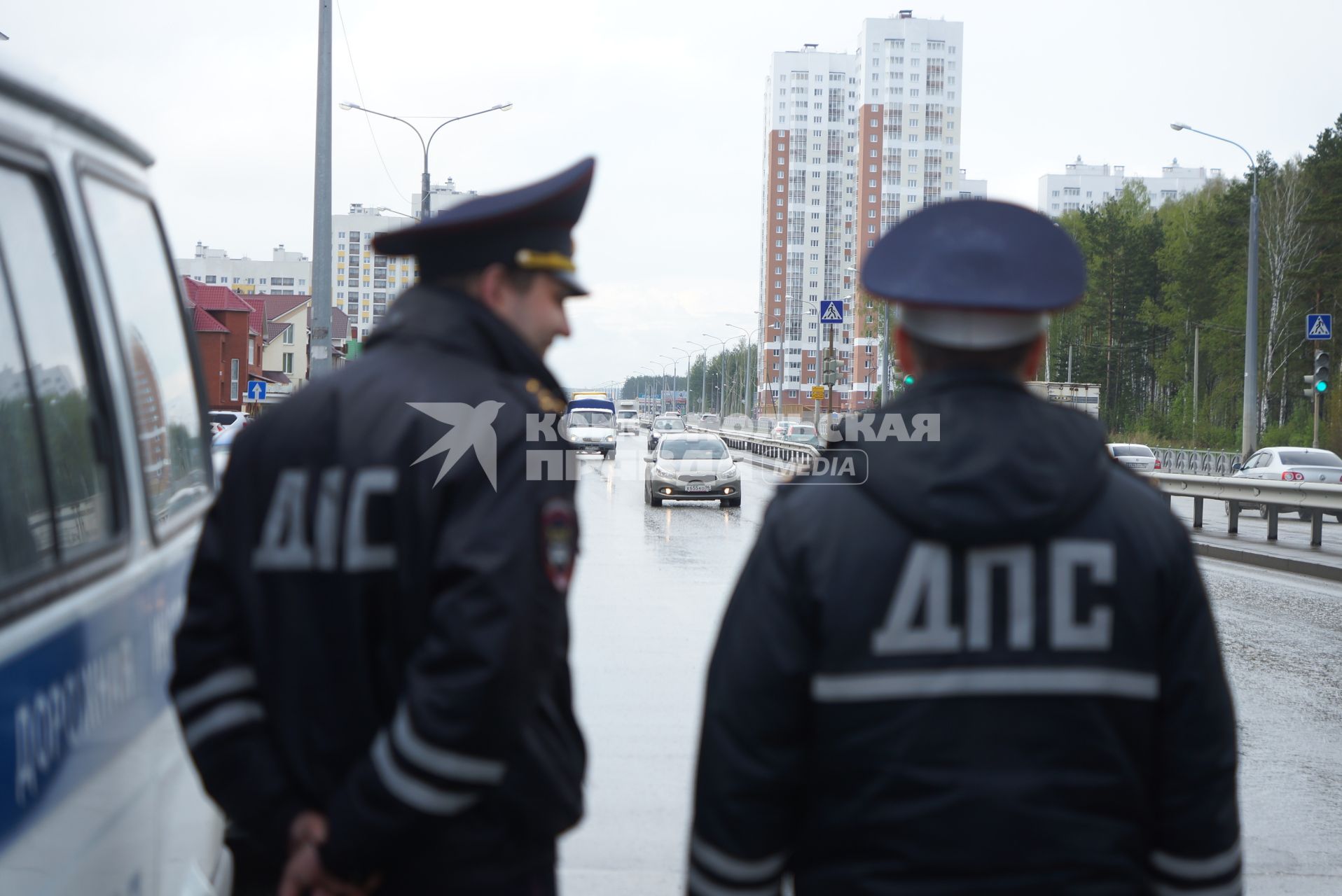 Полицейские ГИБДД у дороги во время рейда. Екатеринбург