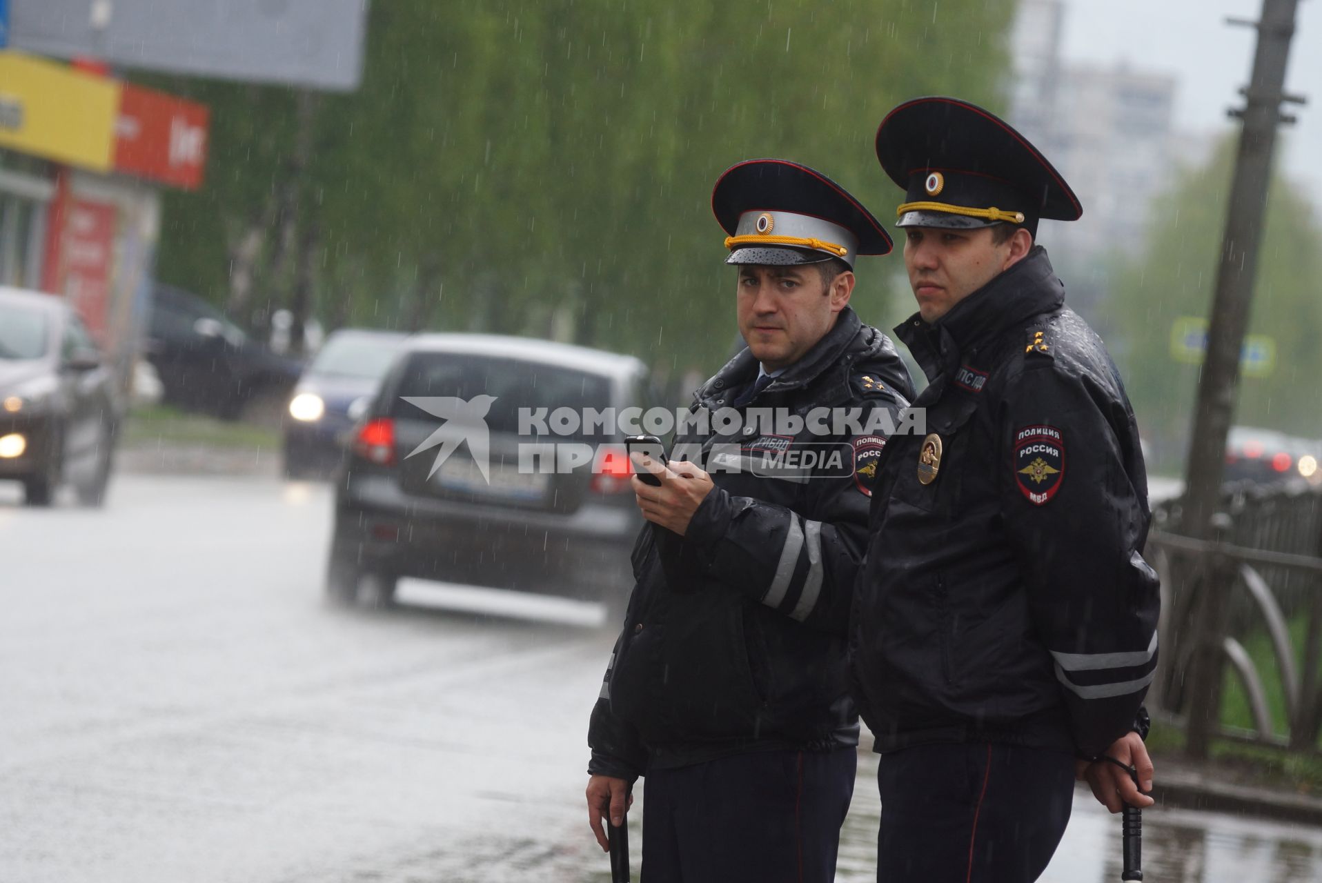 Полицейские ГИБДД у дороги во время рейда. Екатеринбург