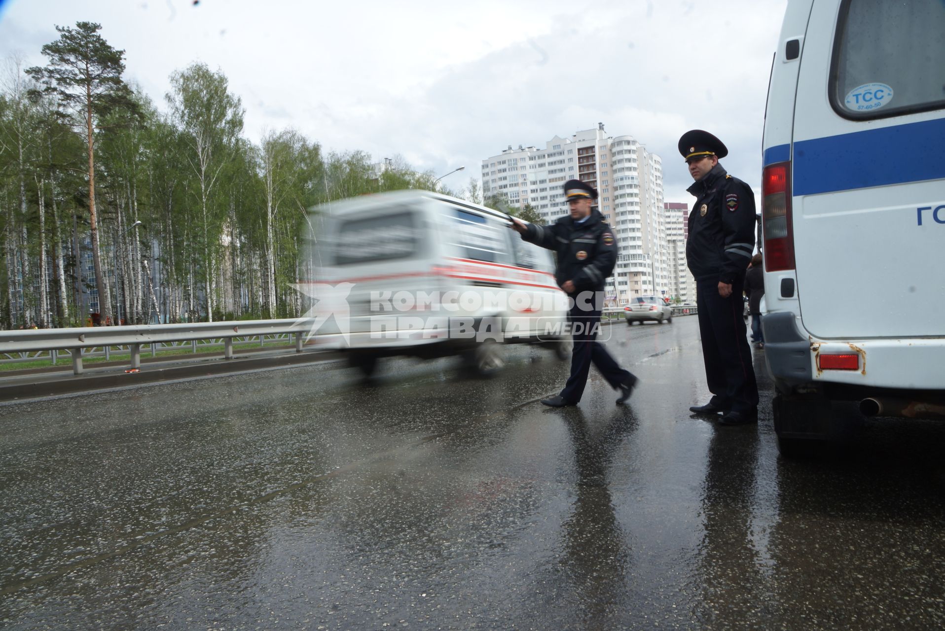 Полицейский ГИБДД с жезлом, останавливает машину во время рейда. Екатеринбург