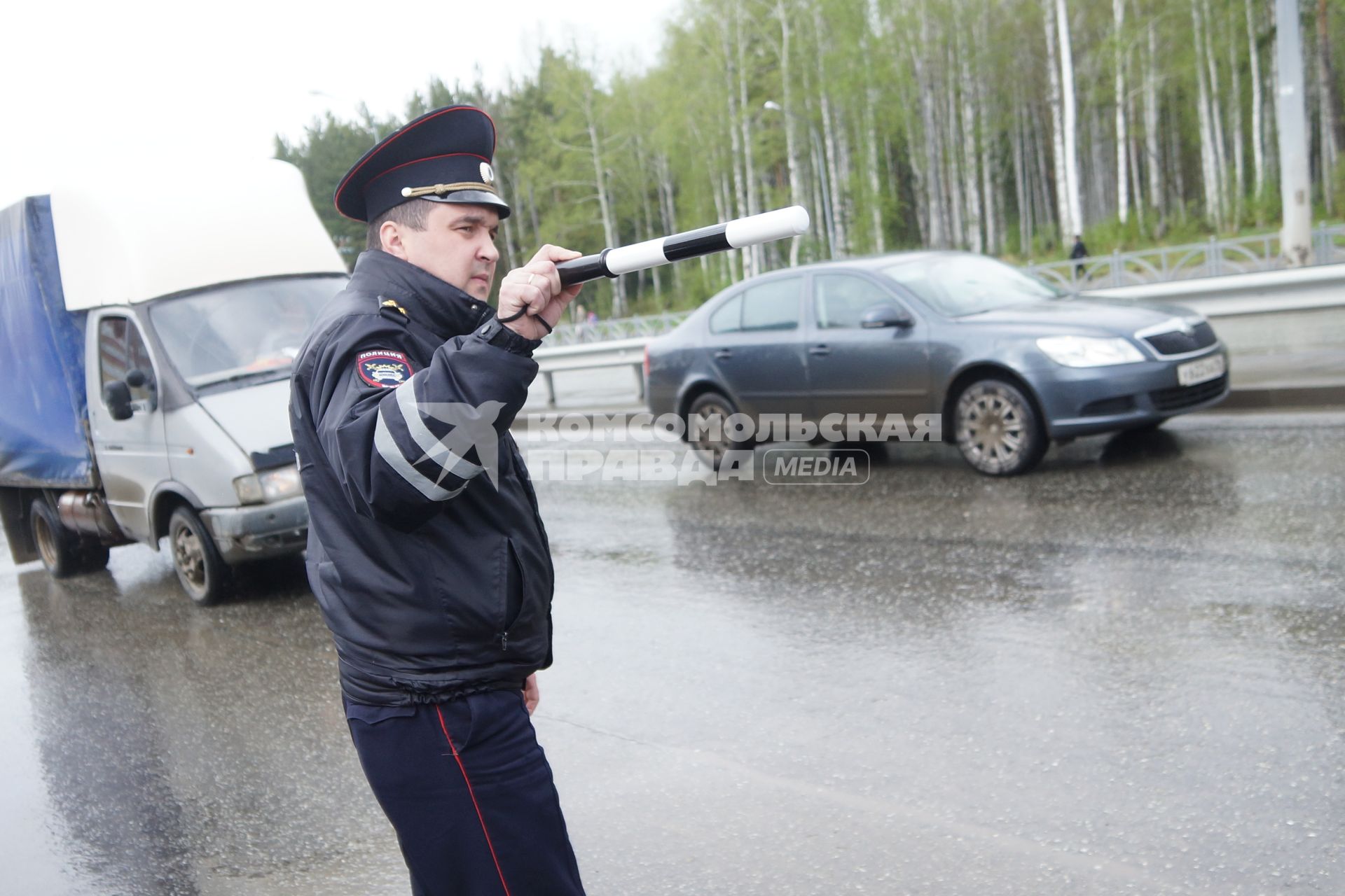 Полицейский ГИБДД с жезлом, останавливает машину во время рейда. Екатеринбург