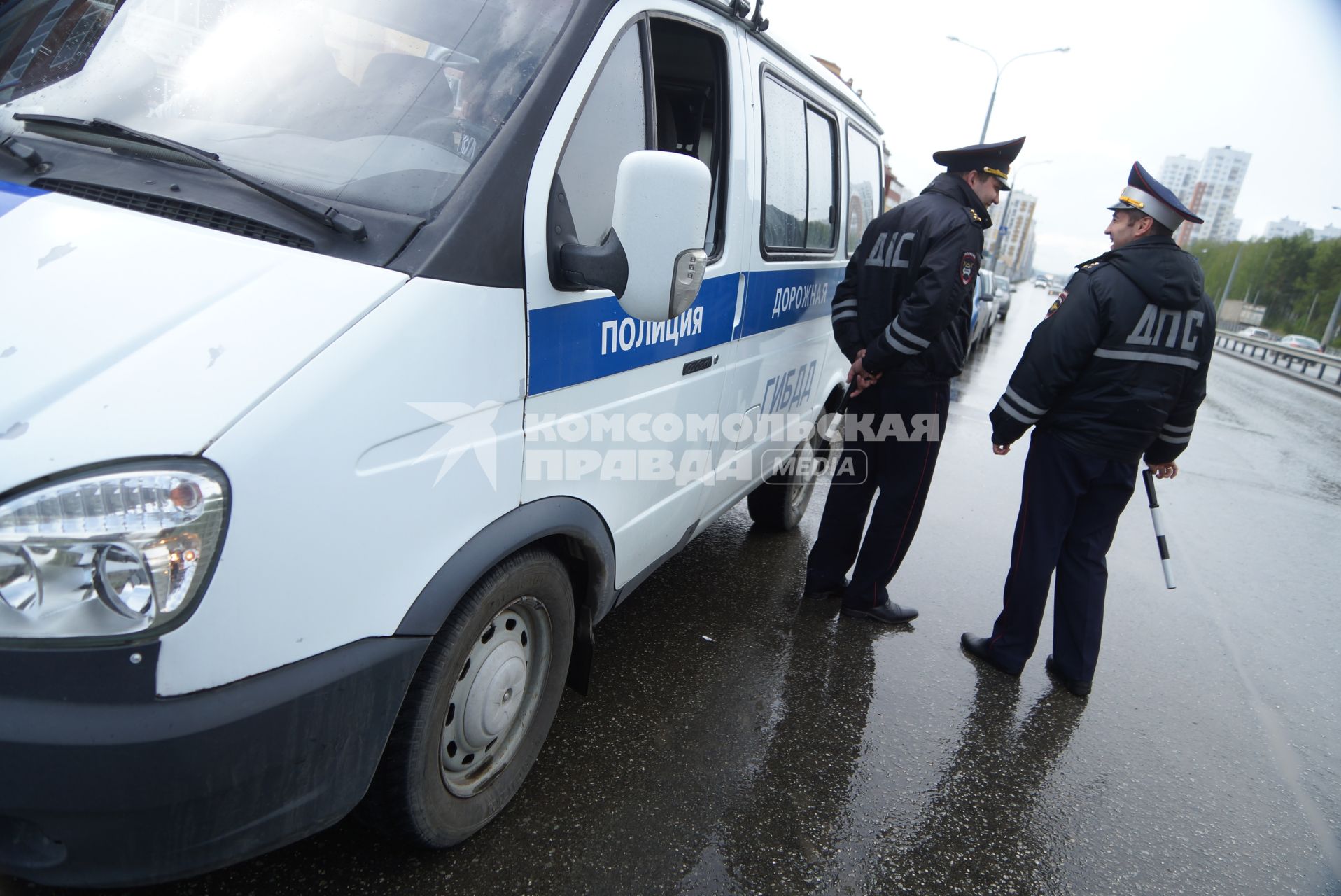 Полицейские ГИБДД у дороги во время рейда. Екатеринбург