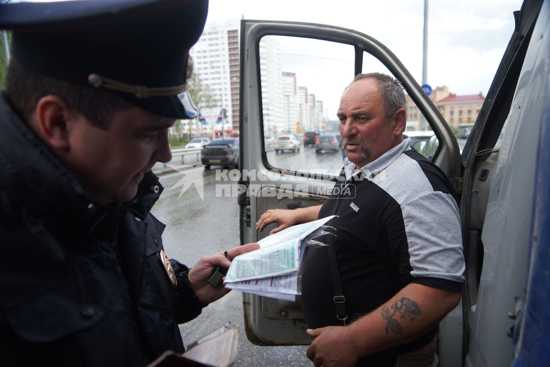 Полицейский ГИБДД проверяет документы у водителя во время рейда. Екатеринбург