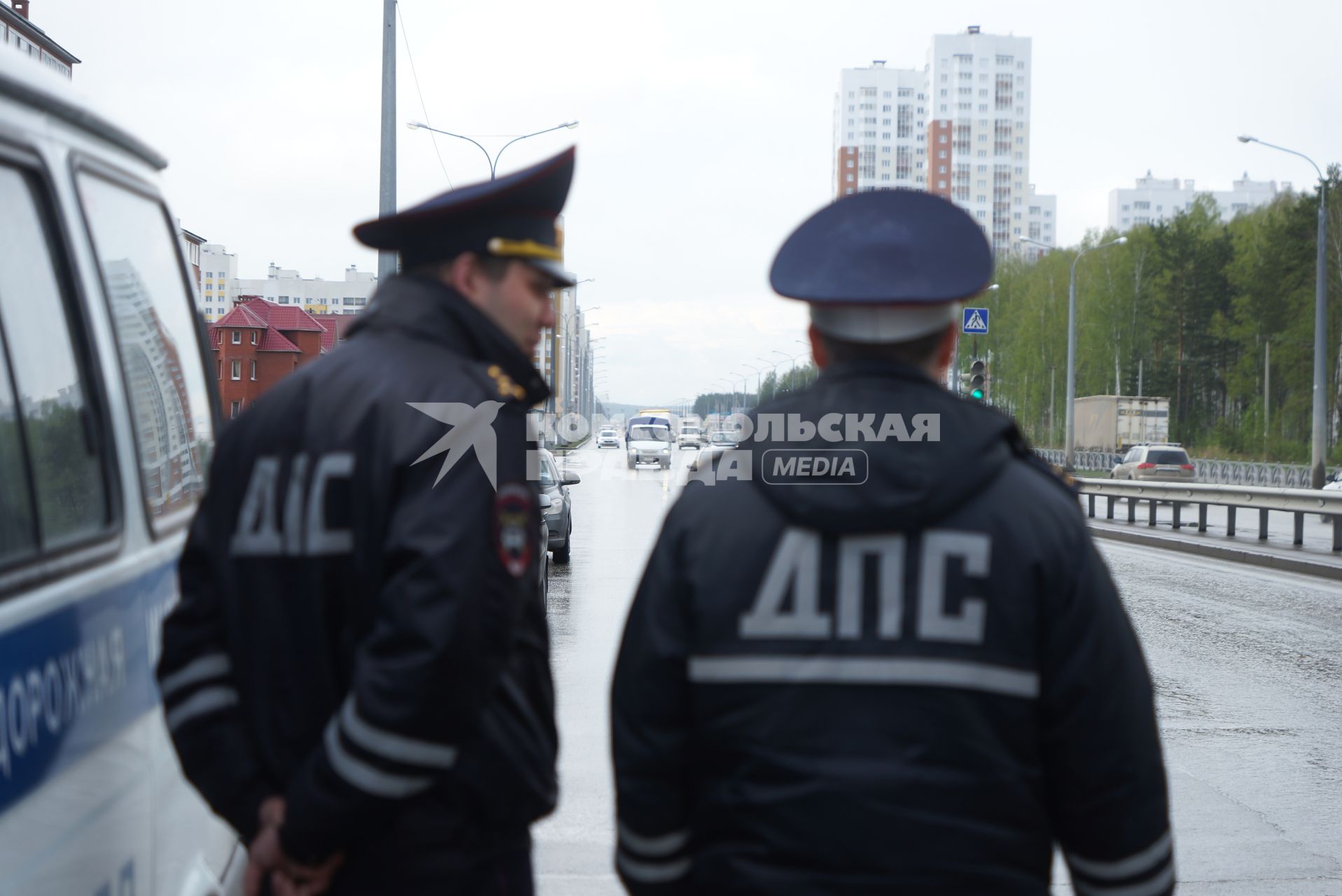 Полицейские ГИБДД у дороги во время рейда. Екатеринбург