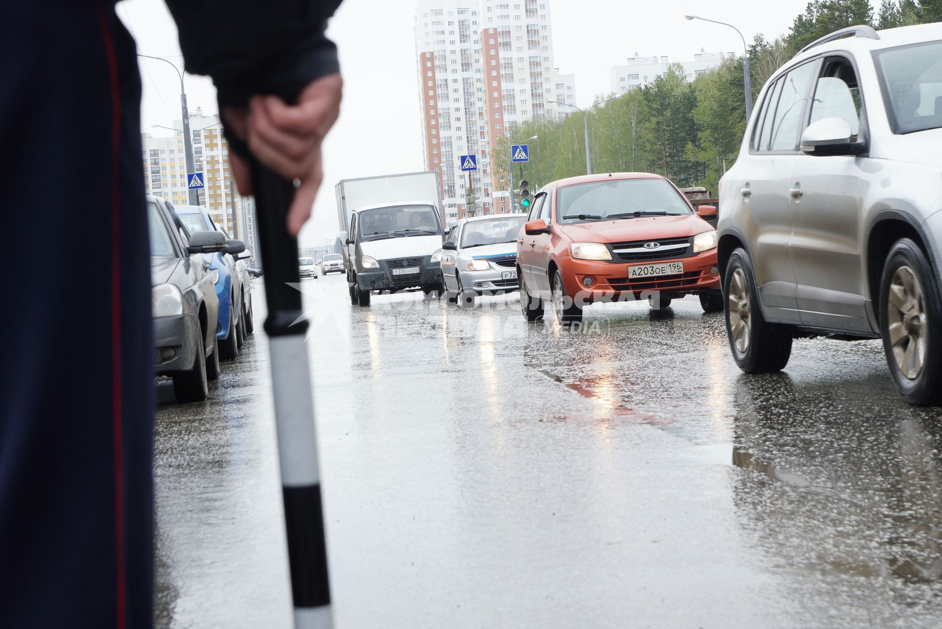 Полицейский  ГИБДД с жезлом у дороги во время рейда. Екатеринбург