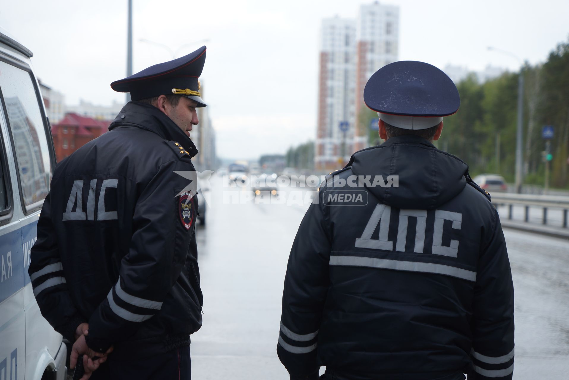 Полицейские ГИБДД у дороги во время рейда. Екатеринбург