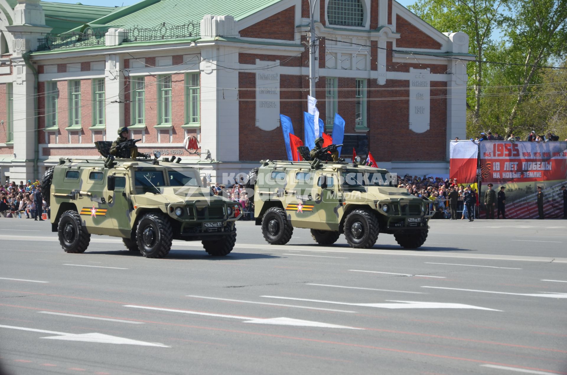 Новосибирск. Многоцелевые автомобили повышенной проходимости `Тигр` на Параде Победы, посвященном 70-летию Победы в Великой Отечественной войне.