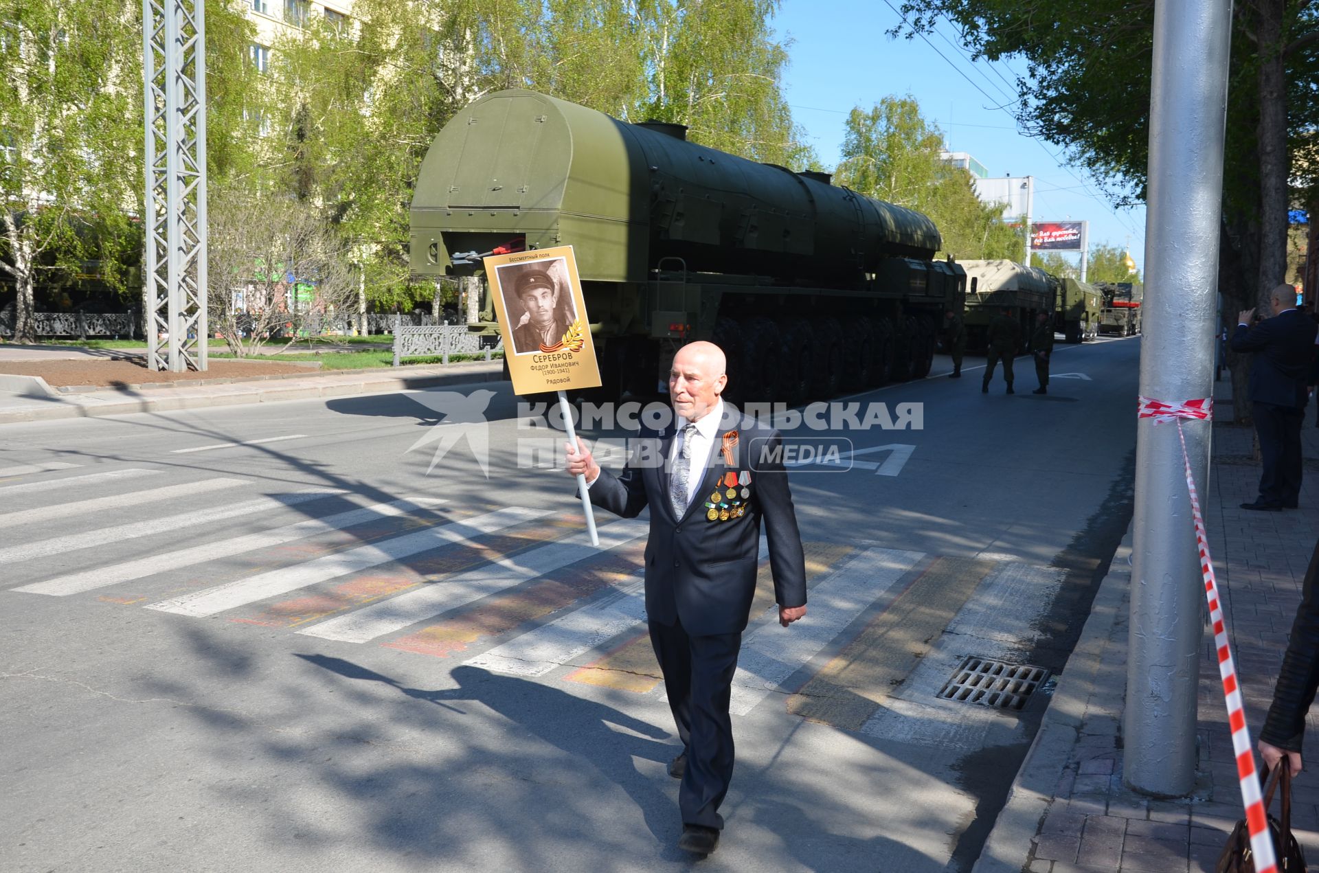 Новосибирск. Участник акции `Бессмертный полк` на Параде Победы, посвященном 70-летию Победы в Великой Отечественной войне.