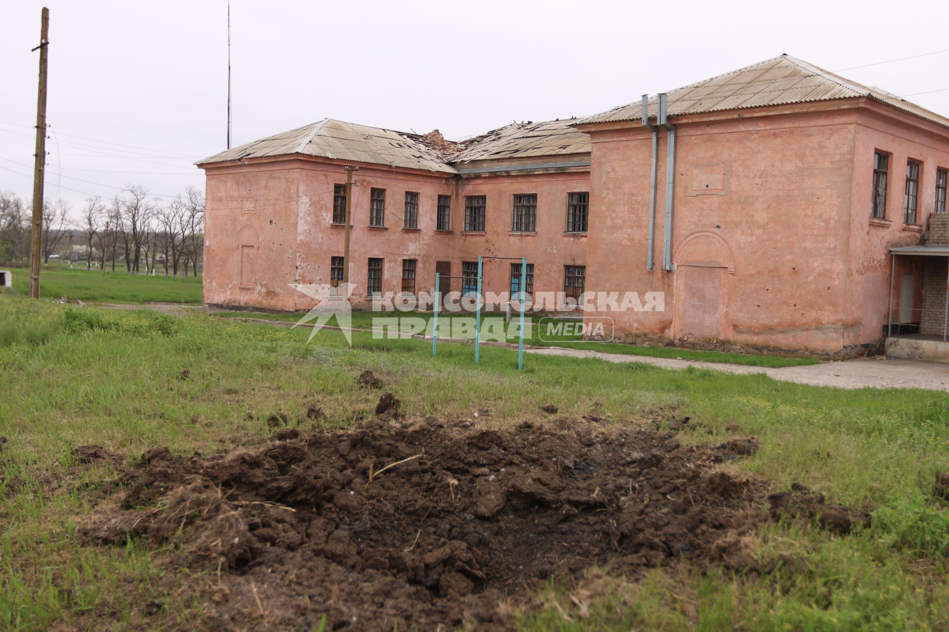 Украина. Донецкая область. с.Саханка. Воронка в земле - результат артобстрела украинской армией.