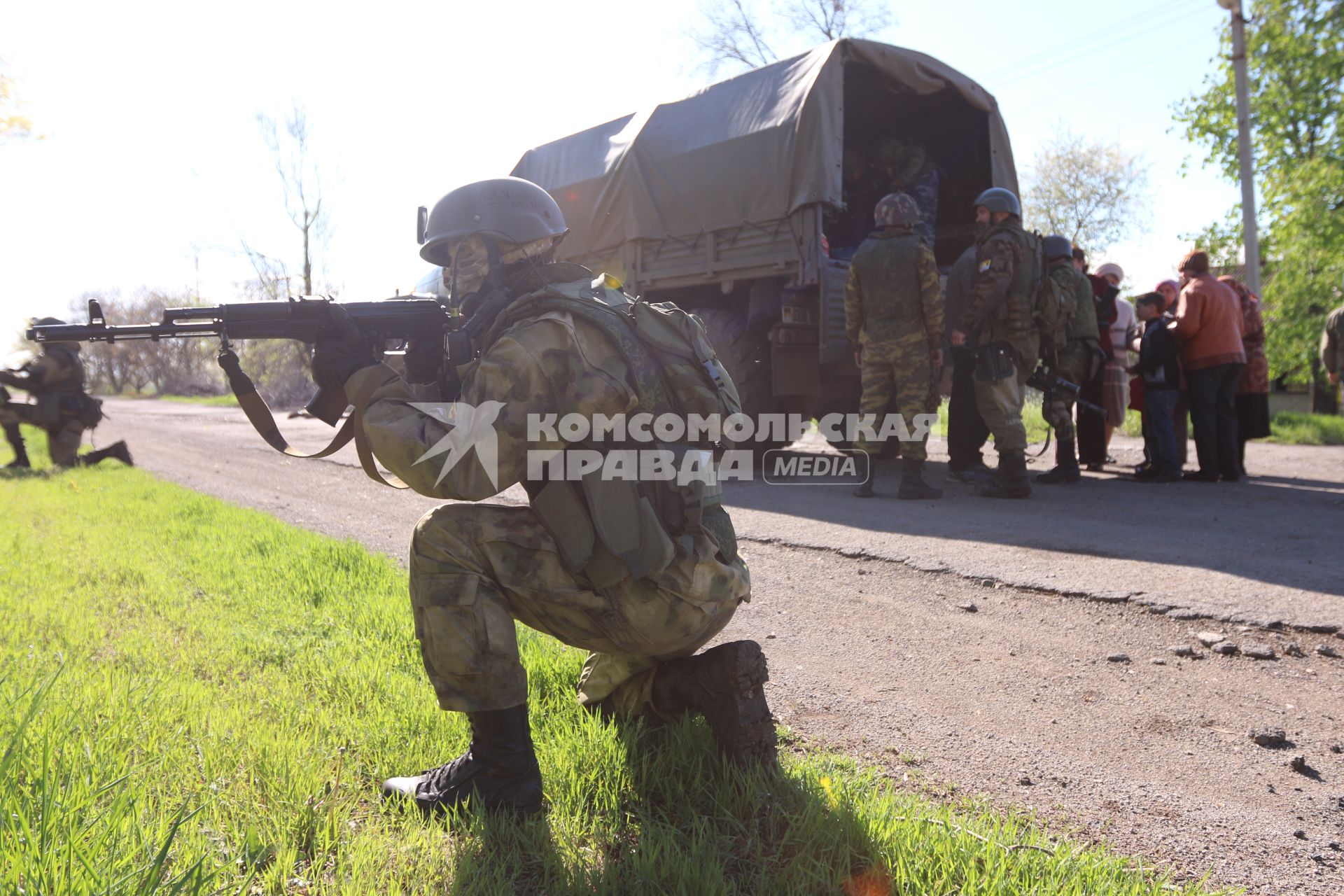 Украина. Донецкая область. с.Саханка. Ополченцы батальона `Спарта` эвакуируют местных жителей.