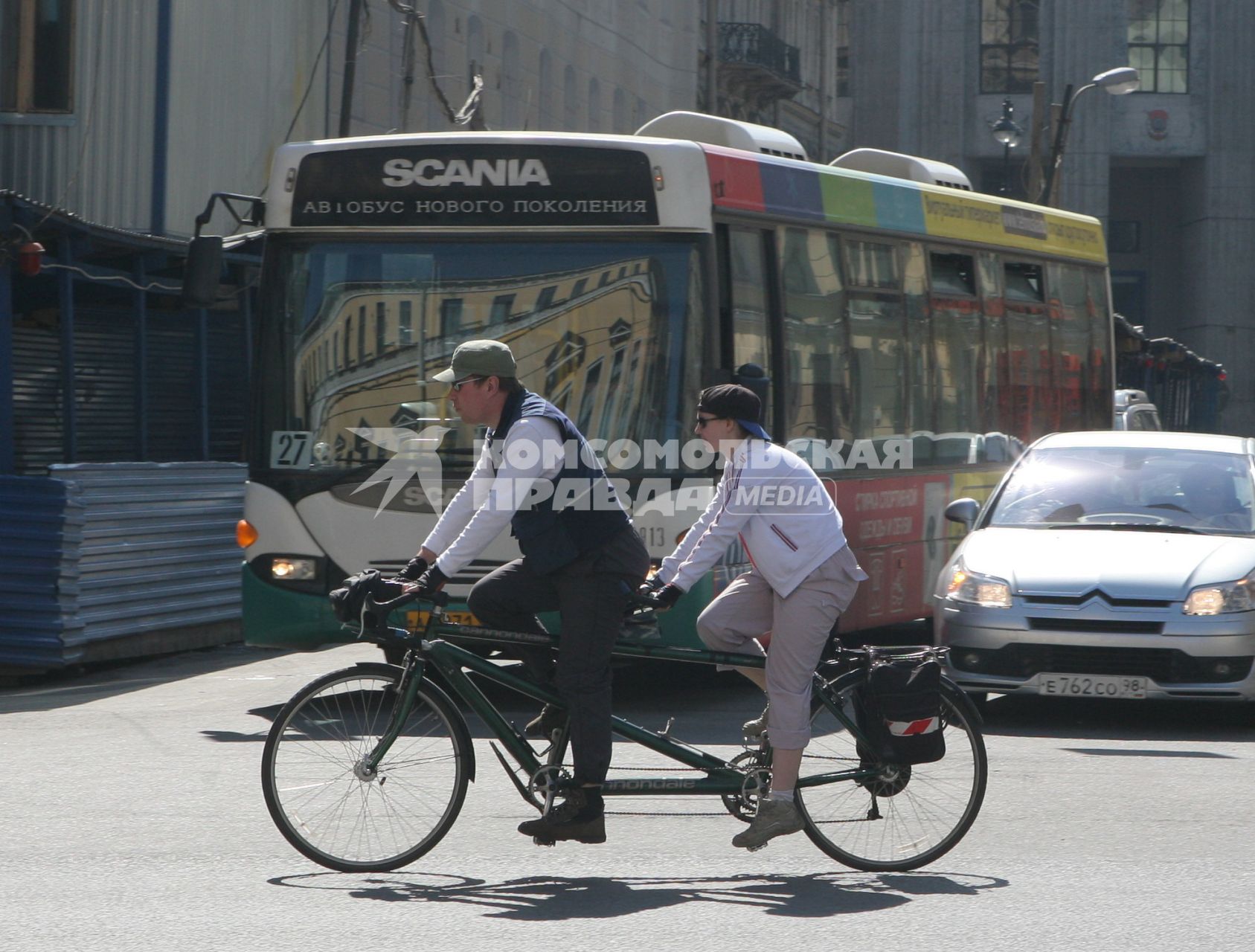 Санкт-Петербург. Велосипедисты на улицах города.