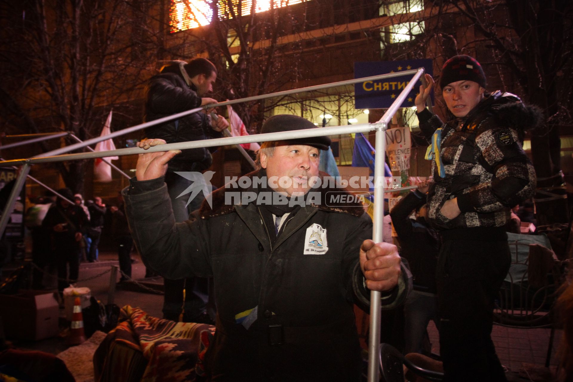 Киев. Евромайдан. Сторонники Евроинтеграции Украины во время `Народного вече` на площади Независимости (Незалежности). Активисты устанавливают палатку.