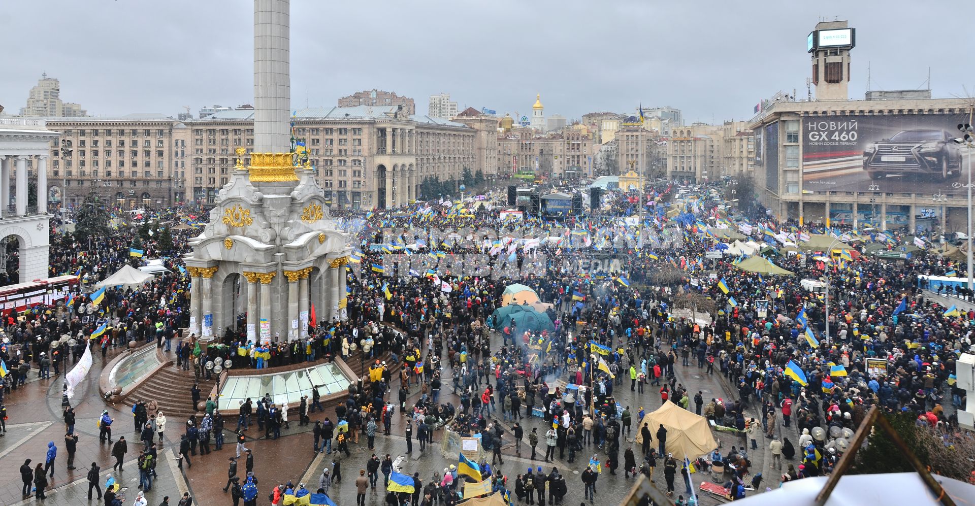 Киев. Евромайдан. Сторонники Евроинтеграции Украины во время `Народного вече` на площади Независимости (Незалежности).