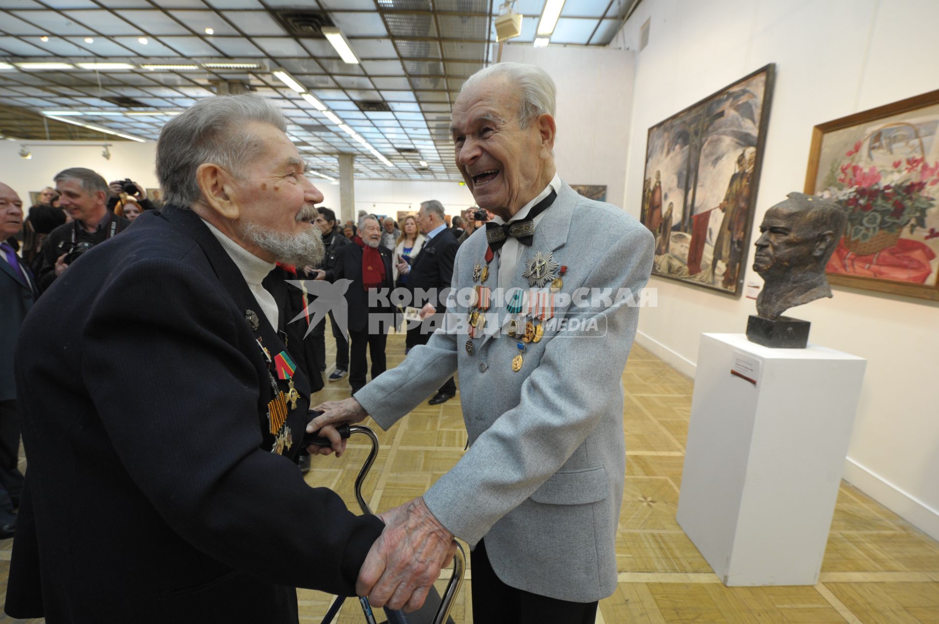 Балалаечник Михаил Рожков (справа) на экспозиции военно-исторического фестиваля `Победа` в Центральном доме художника на Крымском валу в Москве.