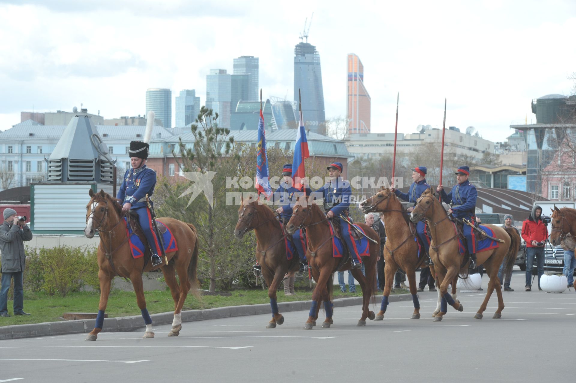 Костюмированное конное выступление взвода донских казаков во время открытия военно-исторического фестиваля `Победа` у Центрального дома художника на Крымском валу в Москве.