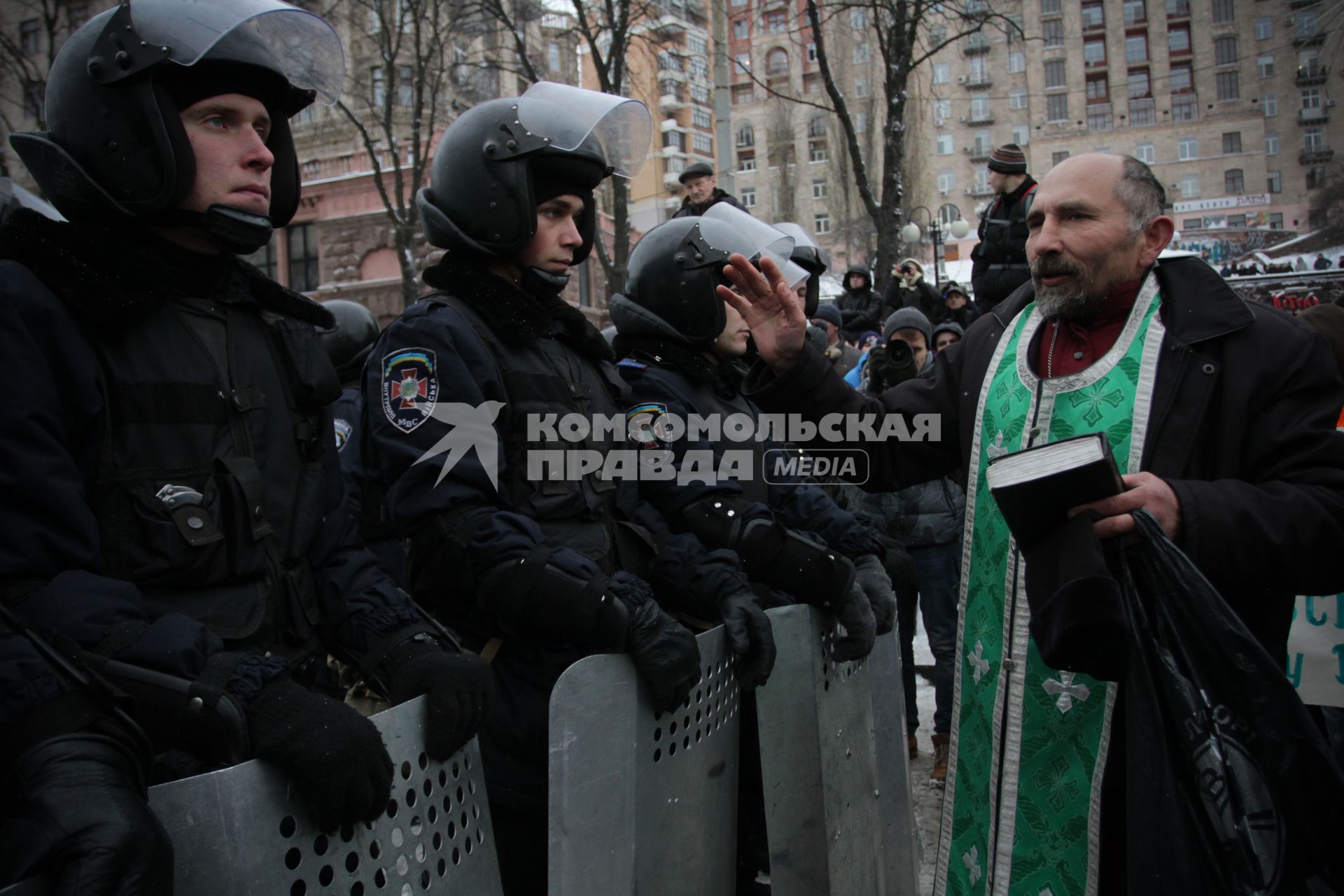 Киев. Евромайдан. Солдаты внутренних войск Украины и священник.