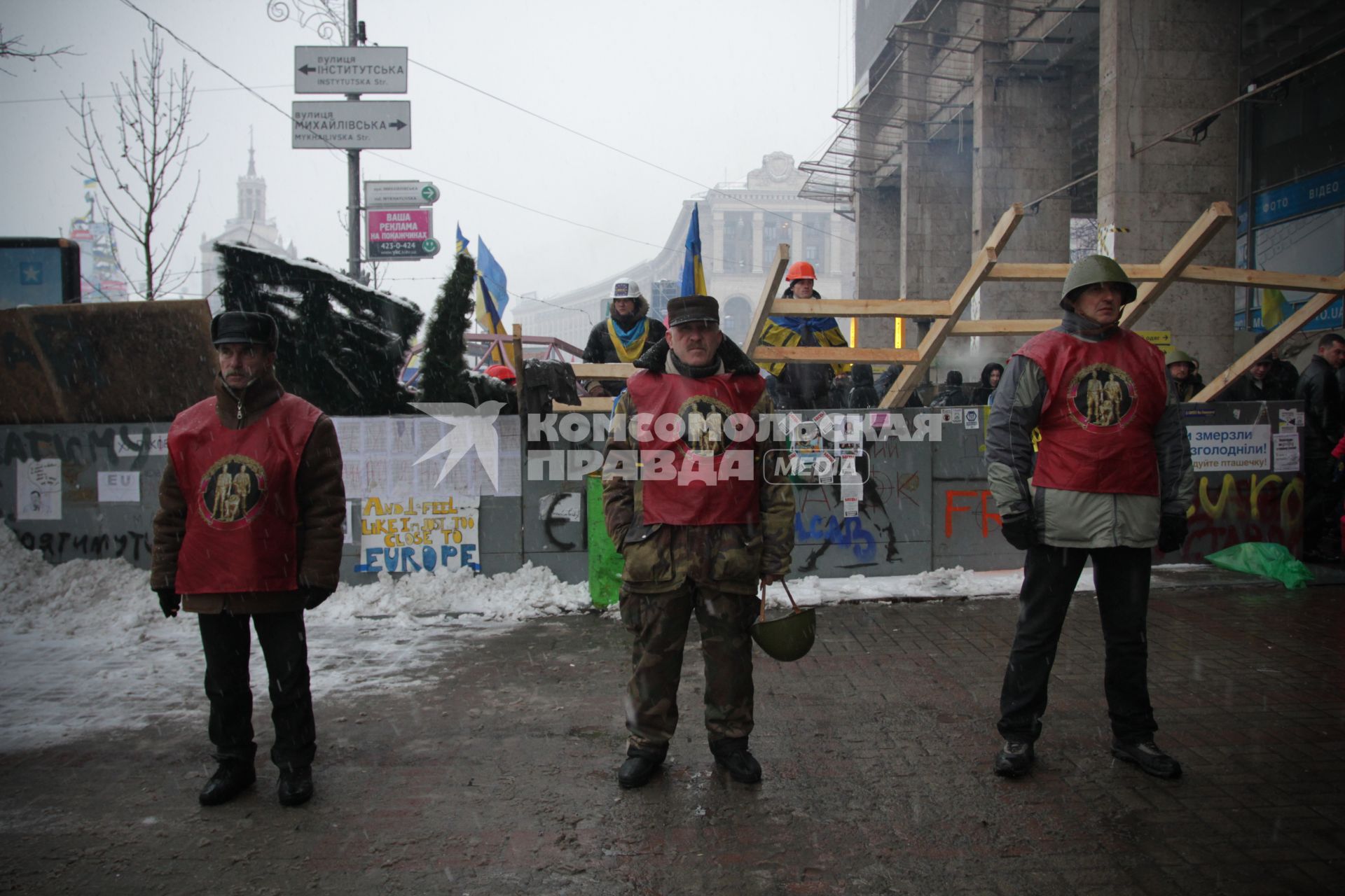 Киев. Евромайдан. Участники самообороны Майдана стоят у баррикад.