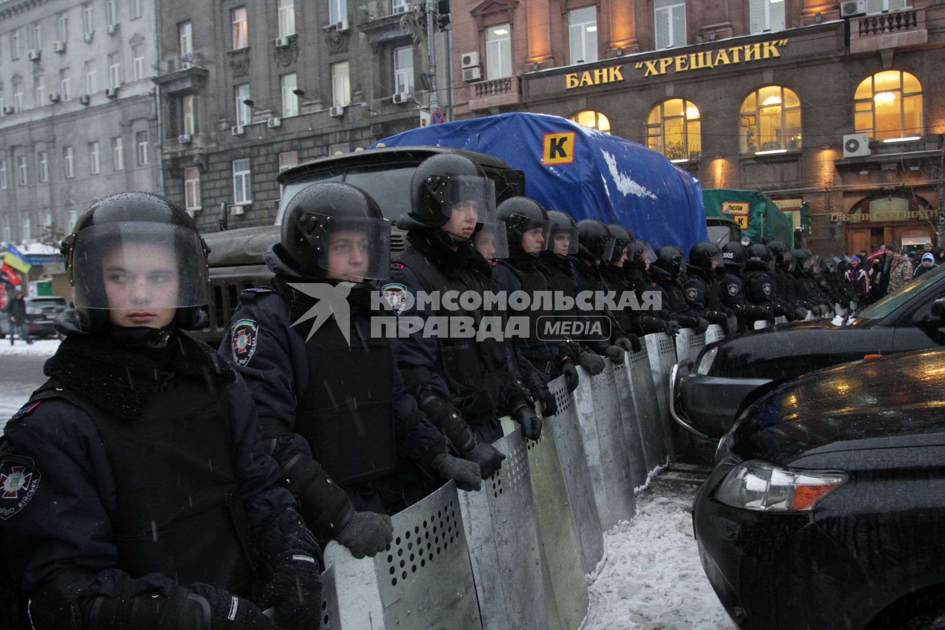 Киев. Евромайдан. Солдаты внутренних войск Украины и священник.