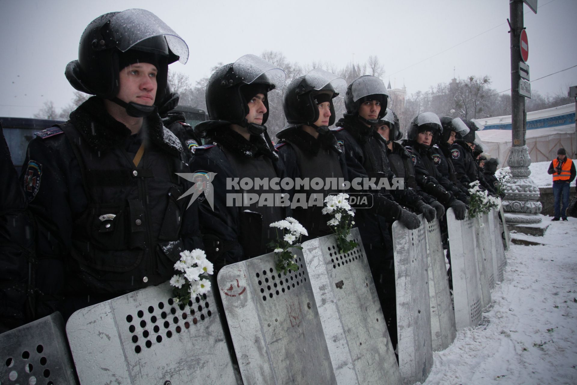 Киев. Евромайдан. Солдаты внутренних войск Украины и священник.