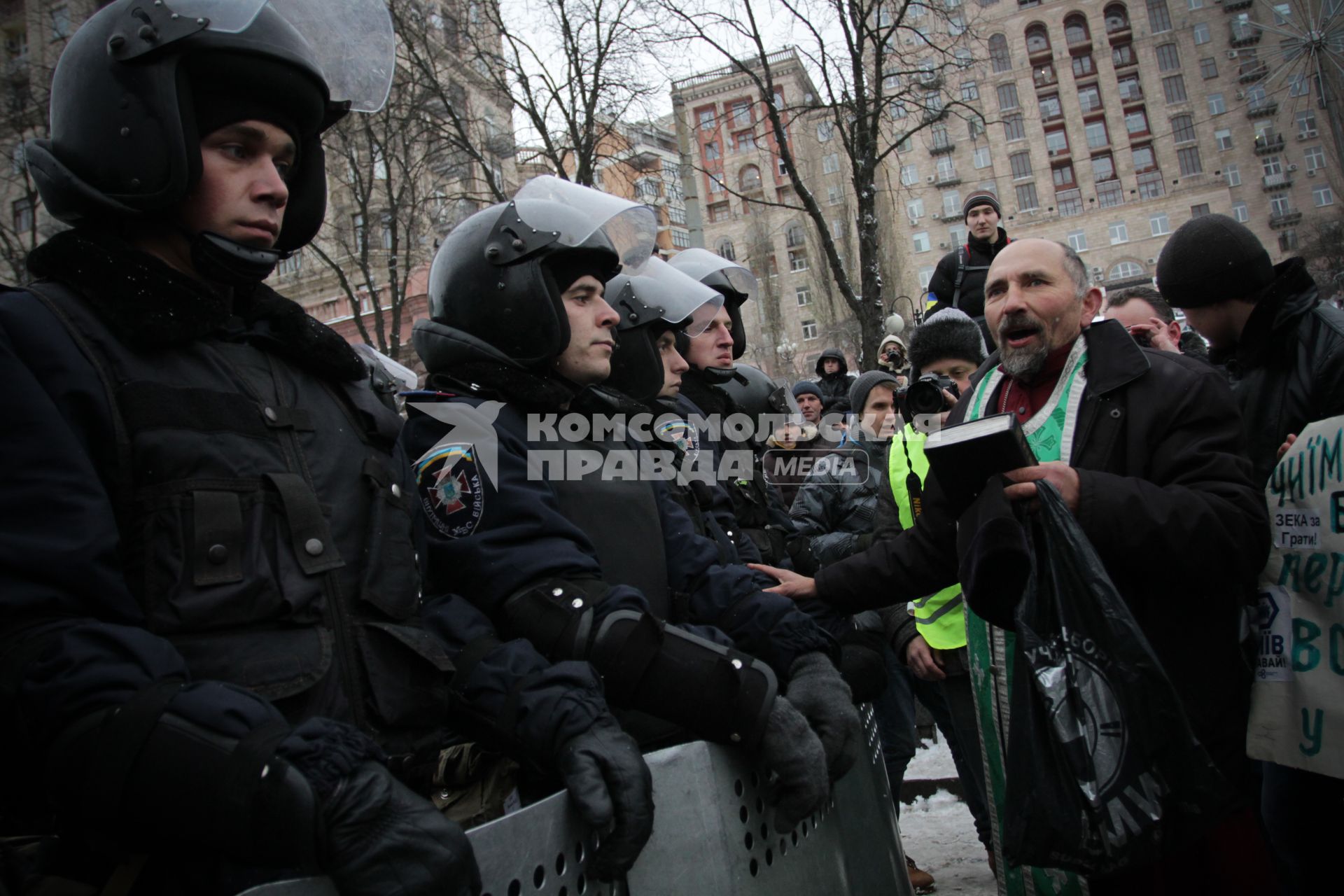 Киев. Евромайдан. Солдаты внутренних войск Украины и священник.