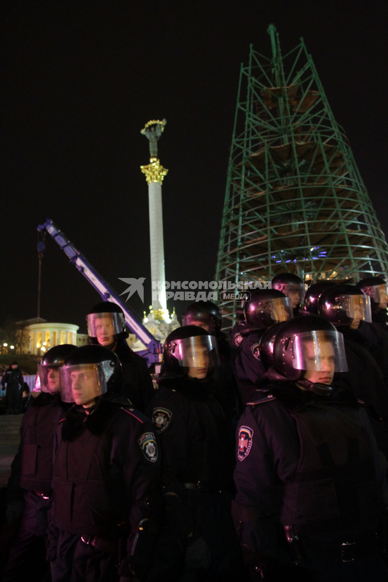 Киев. Солдаты внутренних войск Украины и бойцы спецподразделения МВД Украины `Беркут` на площади Независимости (Незалежности).