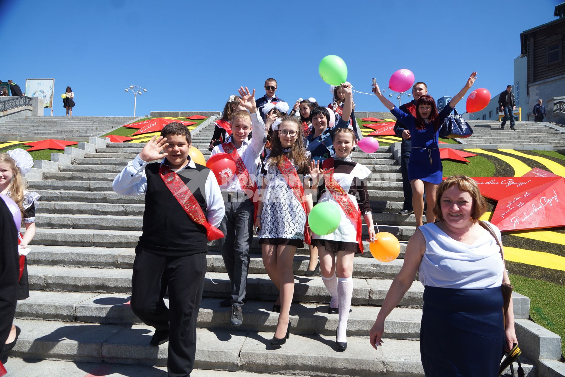 Выпускники школы делают на плотинке во время празднования последнего звонка.  Екатеринбург