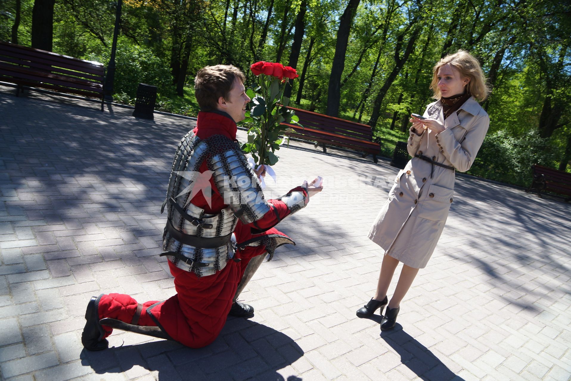 Парень в рыцарских доспехах делает предложение руки и сердца своей девушке. Екатеринбург