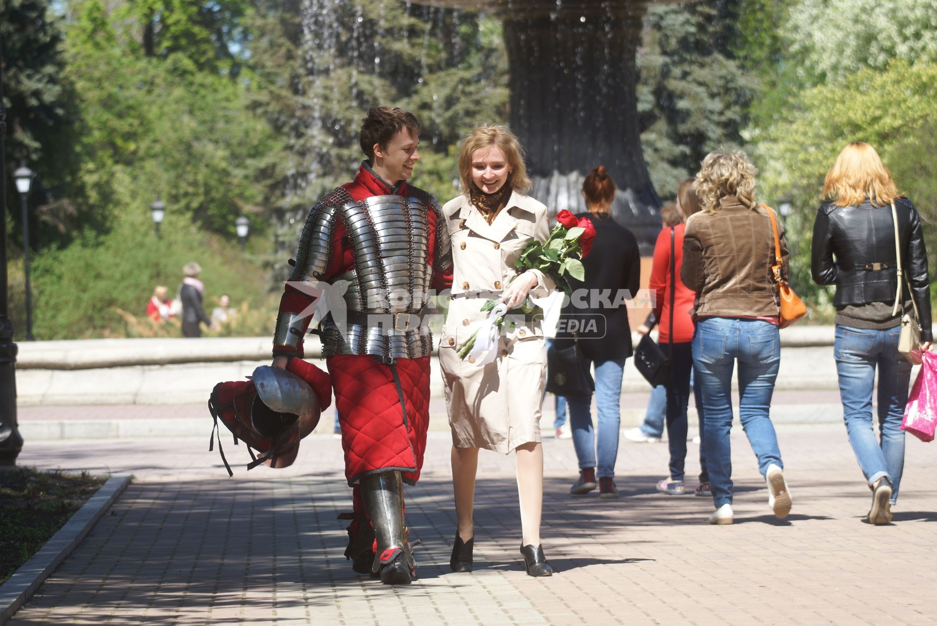 Парень в рыцарских доспехах делает предложение руки и сердца своей девушке.  Екатеринбург