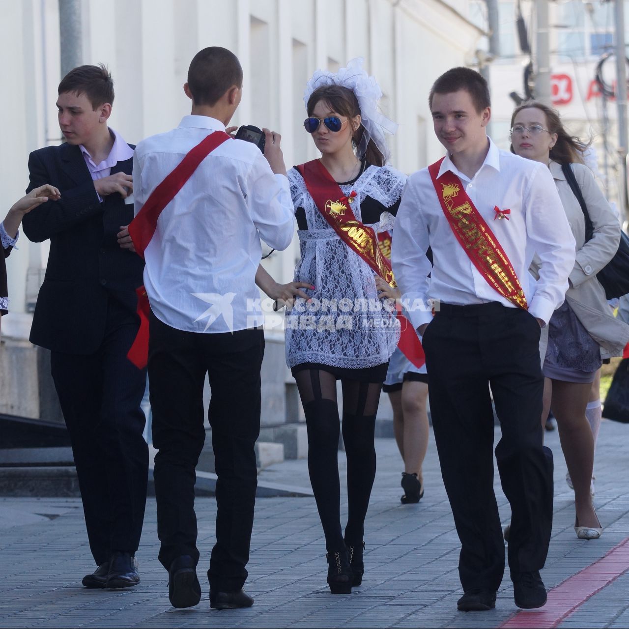 Выпускники школы гуляют по городу, во время празднования последнего звонка.  Екатеринбург