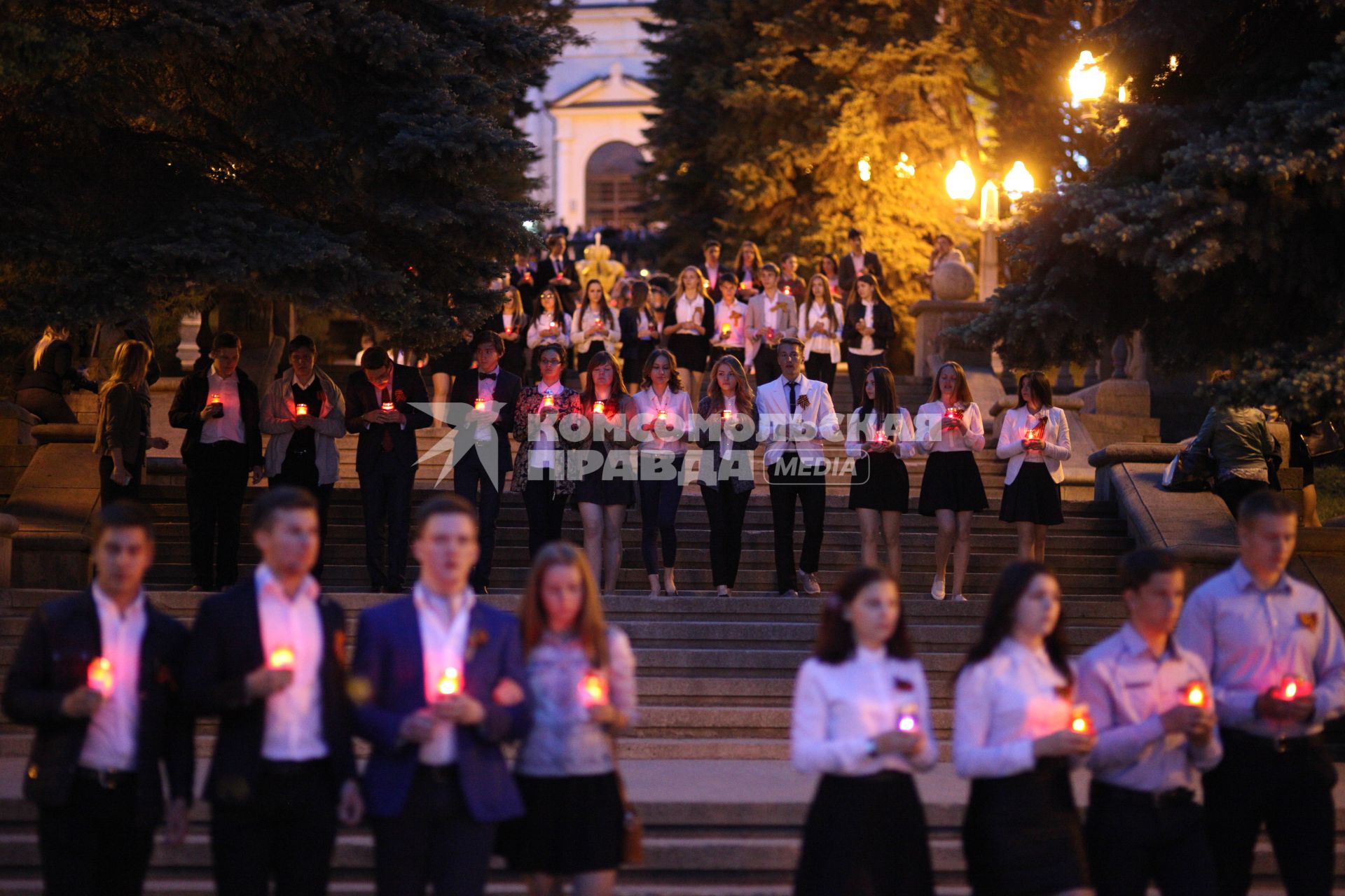 Ставрополь. 21 мая 2015 года на Мемориале `Вечная Слава` состоялась ежегодная городская патриотическая акция `Огни памяти - 2015`. В ней приняли участие более 750 выпускников общеобразовательных учреждений. Школьники с зажженными свечами прошли от Казанского собора к Мемориалу `Вечная Слава`. Каждая свеча была зажжена в память о выпускниках 1941-го года, чья юность пришлась на военные годы.