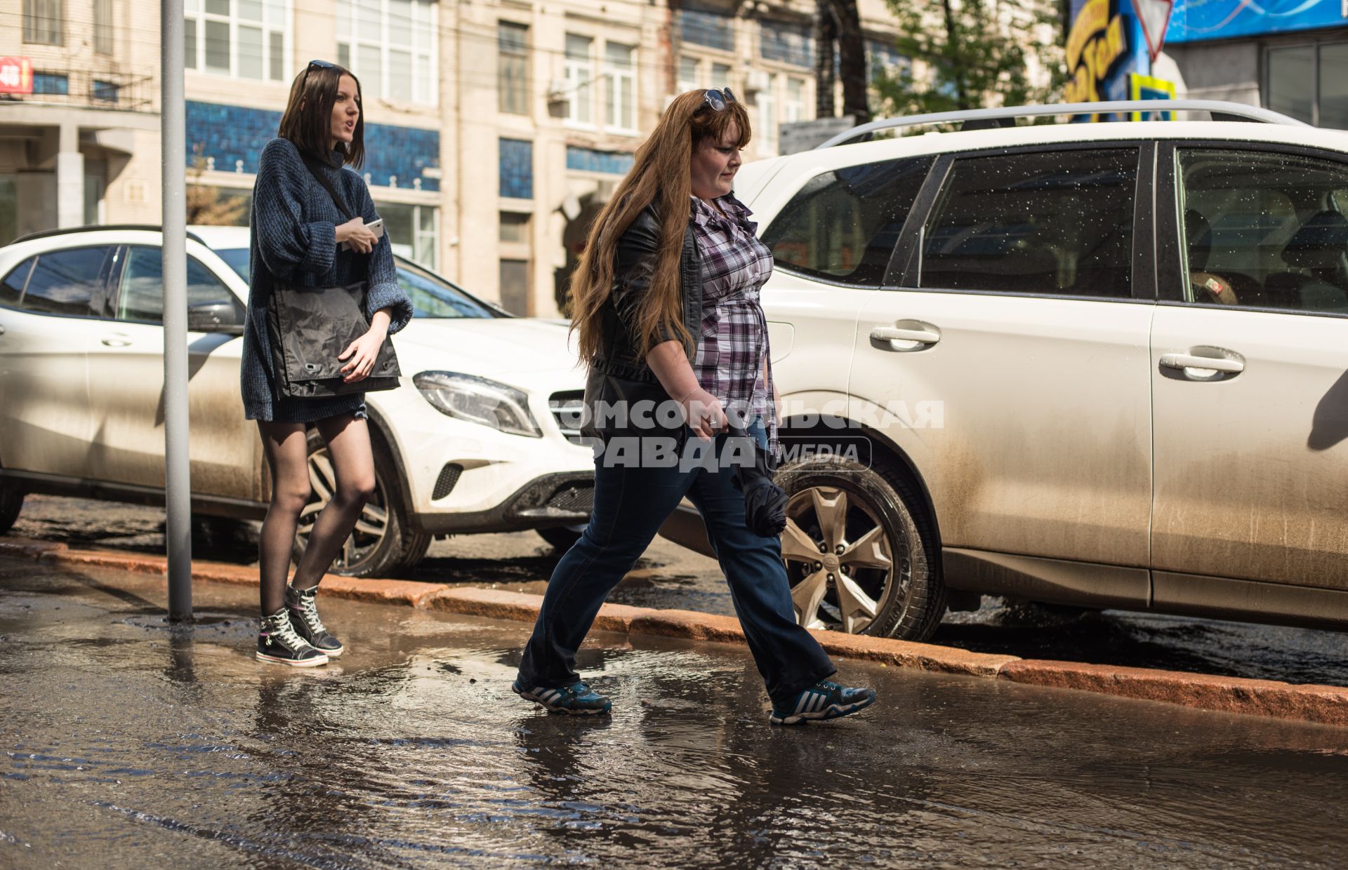 Самара. Молодогвардейскую улицу затопило после дождя.