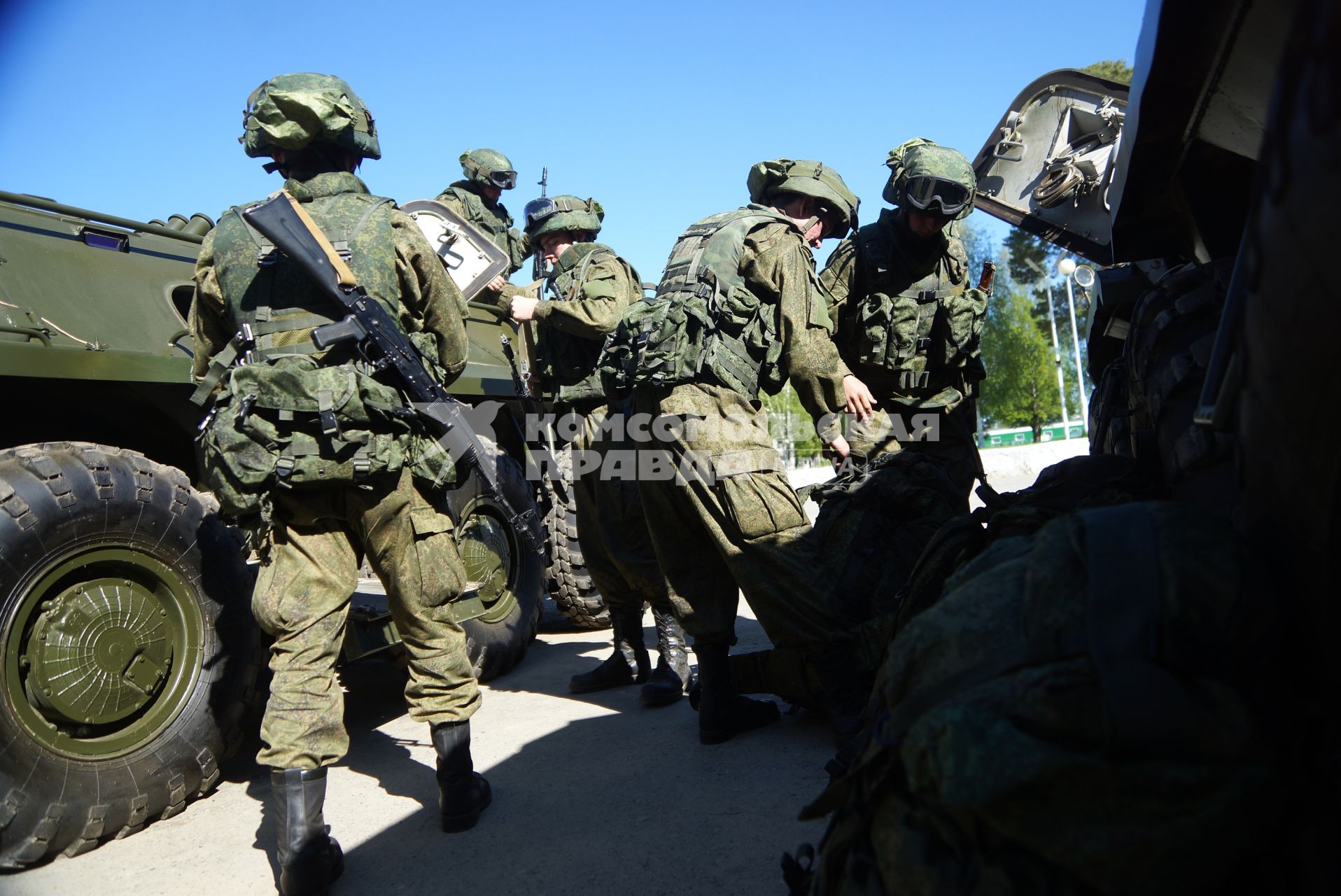 Военнослужащие разведывательного батальона мотострелковой бригады, во время смотра вооружения и обмундирования коммандным составом ЦВО. 32-й военный городок. Екатеринбург