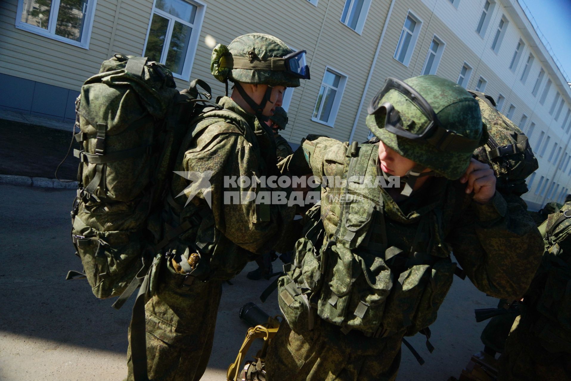 Военнослужащие разведывательного батальона мотострелковой бригады, во время смотра вооружения и обмундирования коммандным составом ЦВО. 32-й военный городок. Екатеринбург