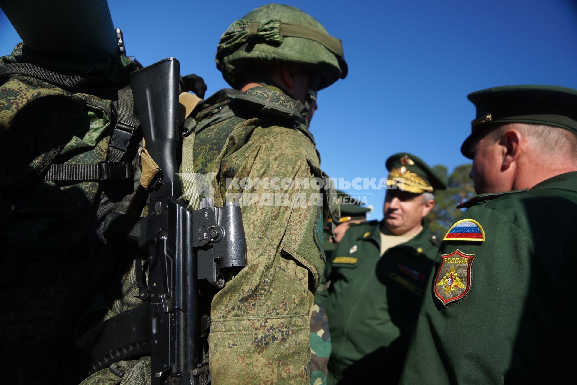 Военнослужащие разведывательного батальона мотострелковой бригады, во время смотра вооружения и обмундирования коммандным составом ЦВО. 32-й военный городок. Екатеринбург