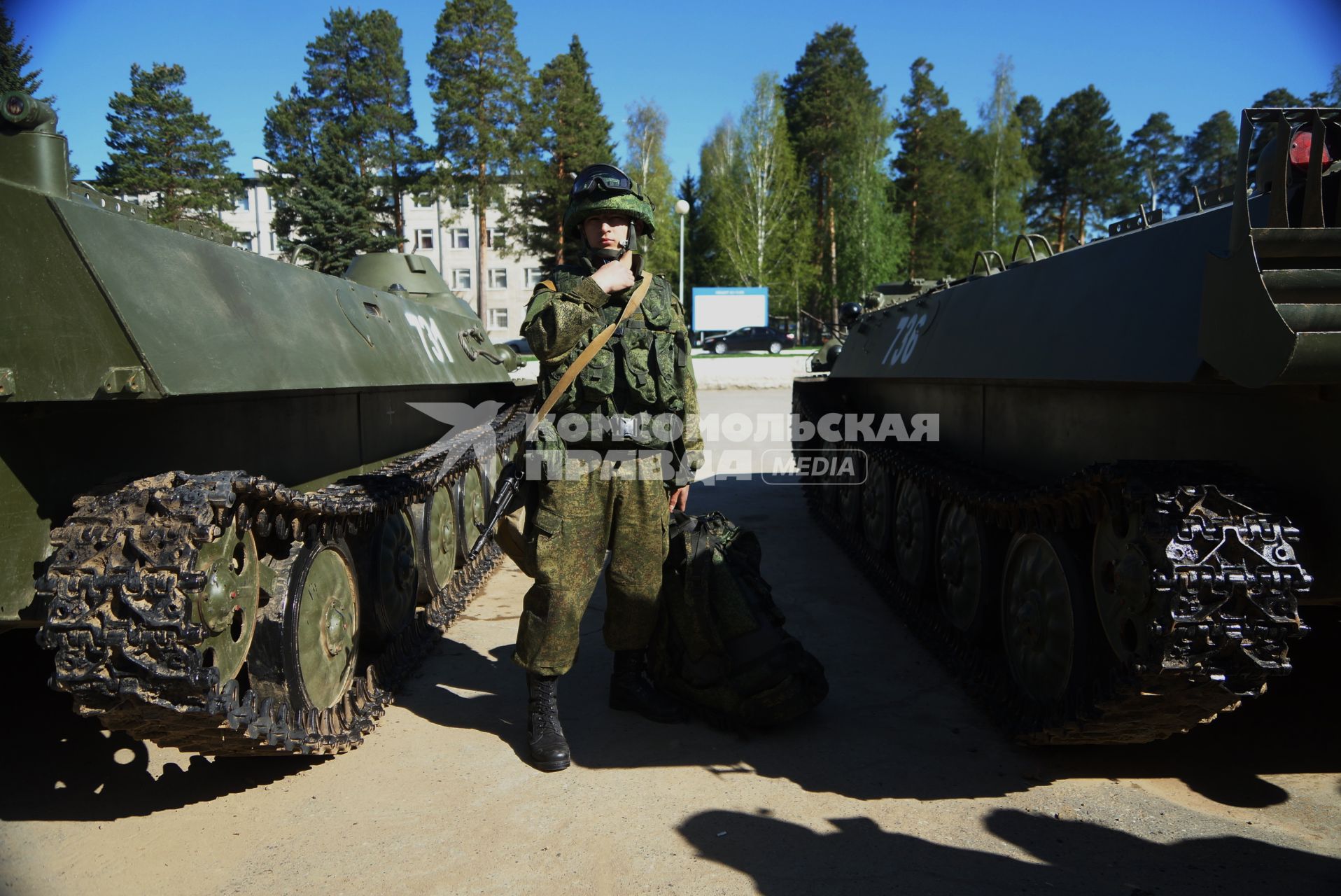 Военнослужащие разведывательного батальона мотострелковой бригады, во время смотра вооружения и обмундирования коммандным составом ЦВО. 32-й военный городок. Екатеринбург