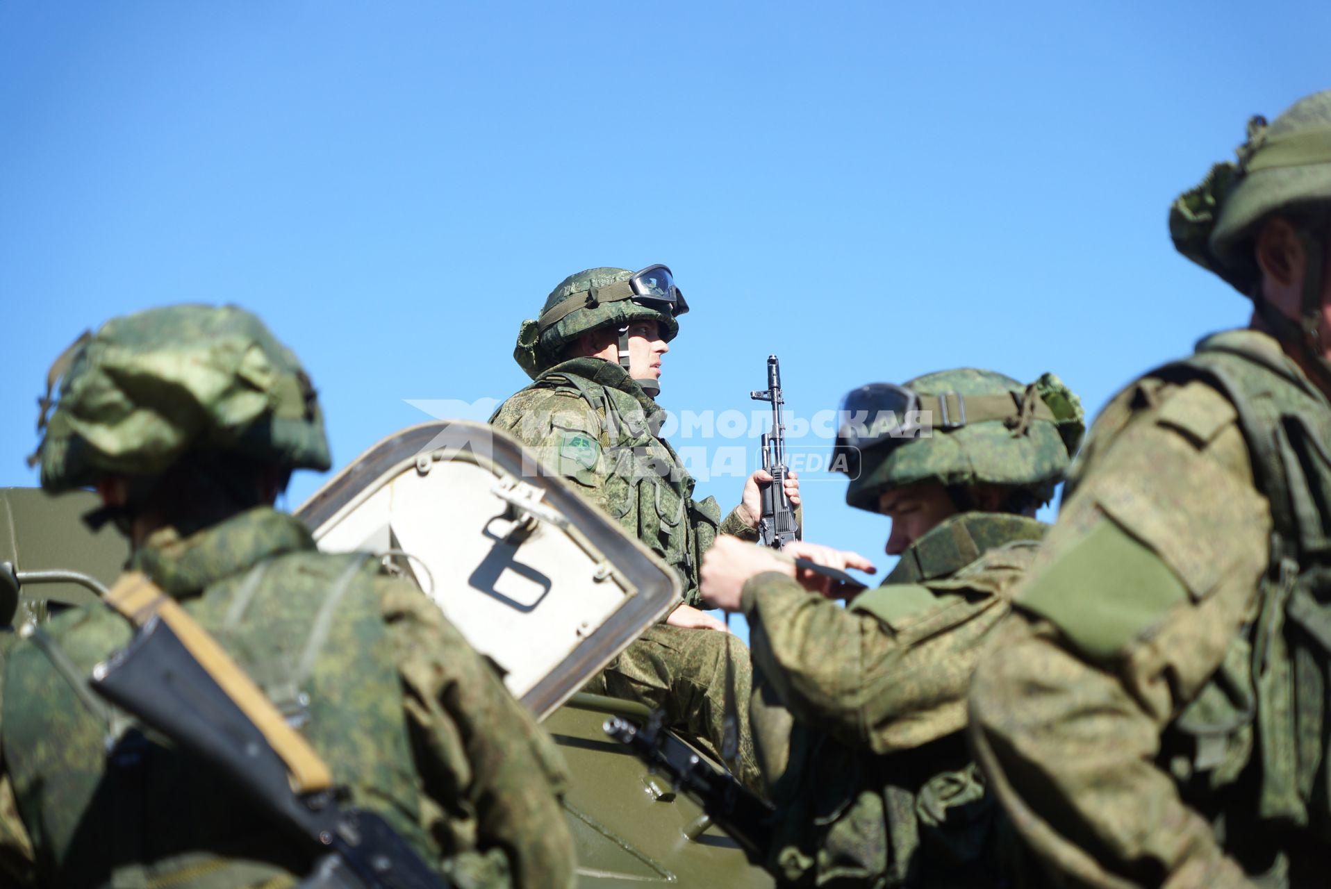 Военнослужащие разведывательного батальона мотострелковой бригады, во время смотра вооружения и обмундирования коммандным составом ЦВО. 32-й военный городок. Екатеринбург