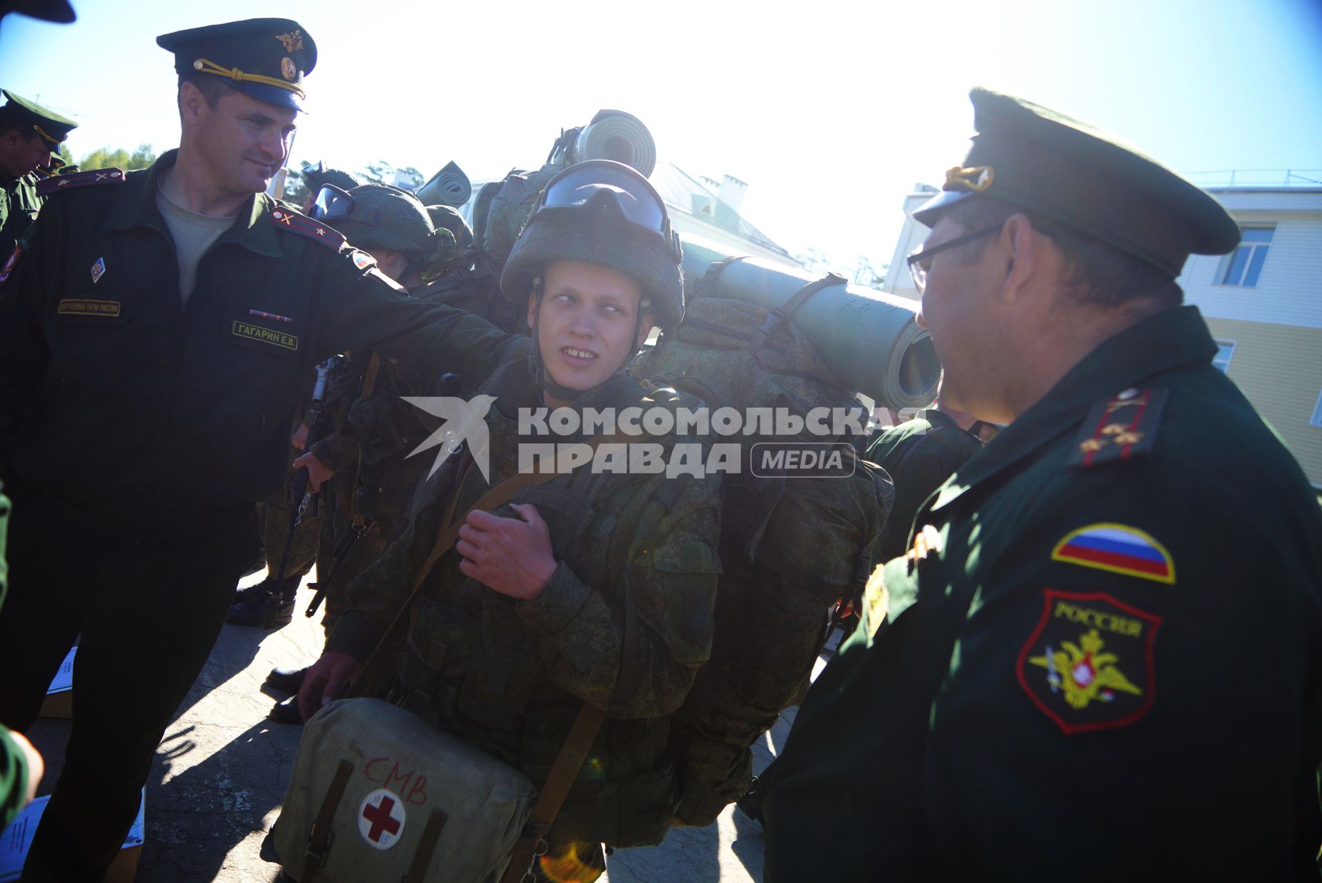 Военнослужащие разведывательного батальона мотострелковой бригады, во время смотра вооружения и обмундирования коммандным составом ЦВО. 32-й военный городок. Екатеринбург