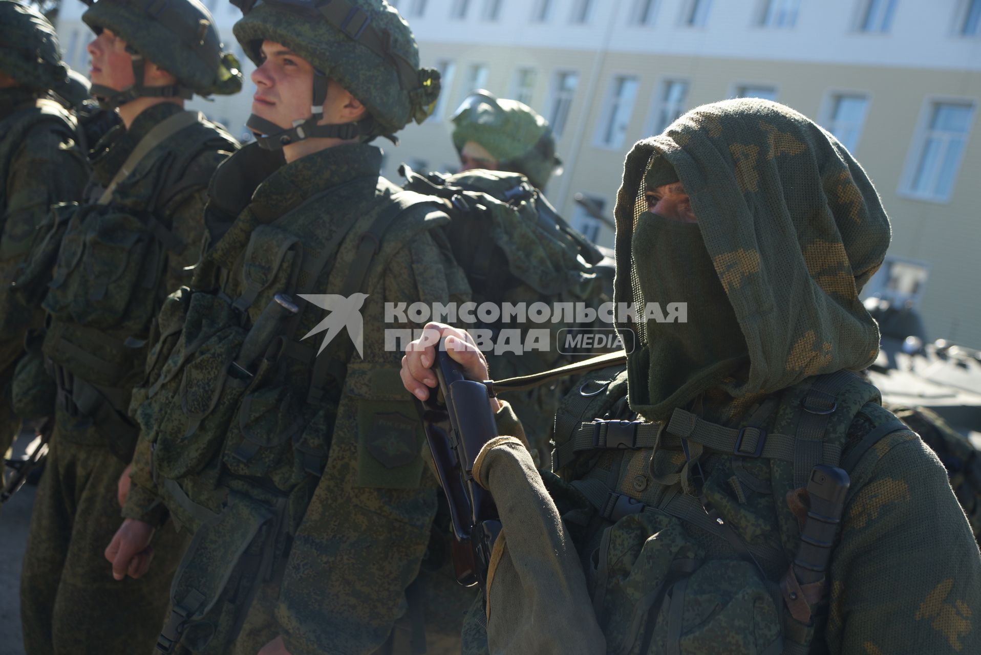 Военнослужащие разведывательного батальона мотострелковой бригады, во время смотра вооружения и обмундирования коммандным составом ЦВО. 32-й военный городок. Екатеринбург