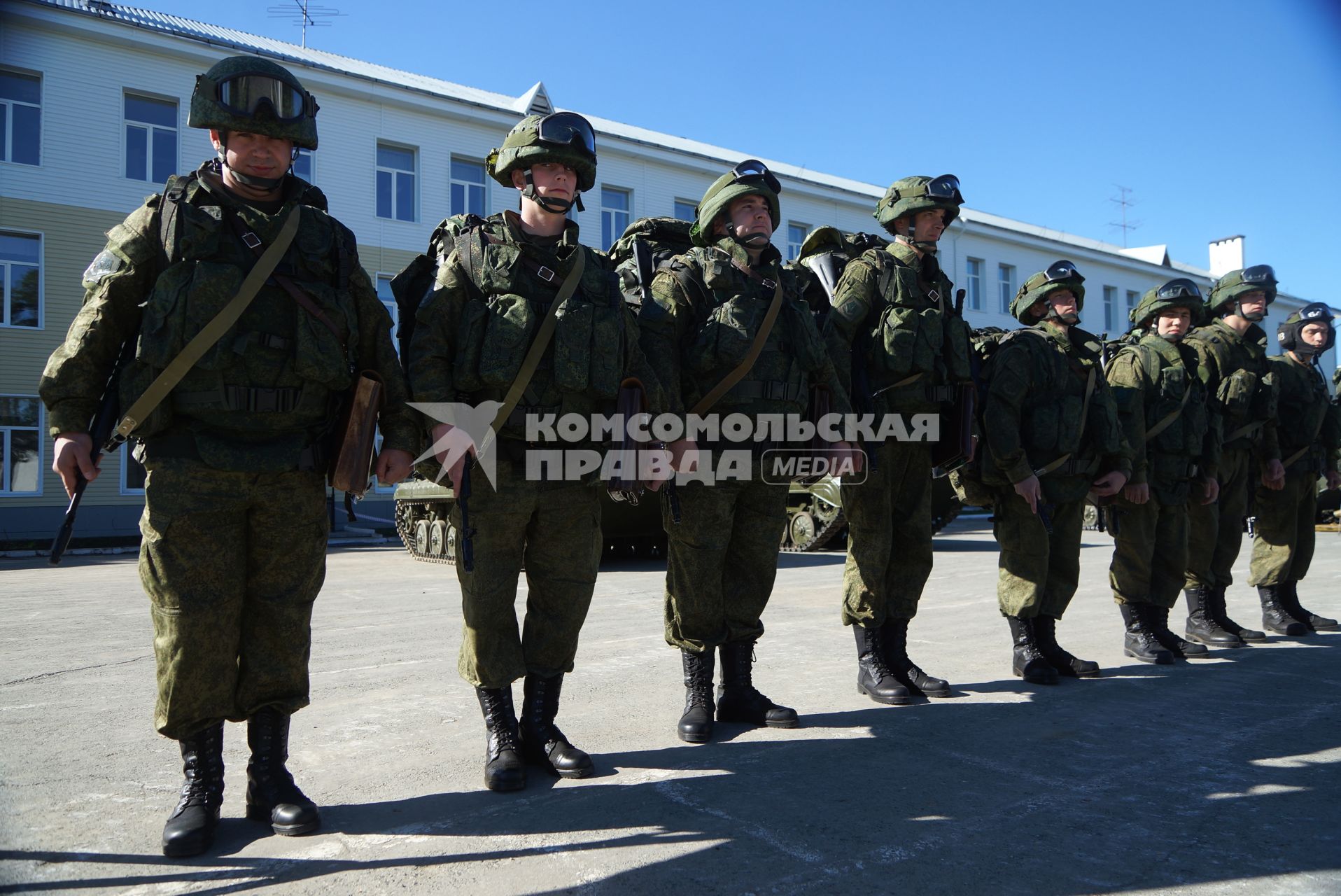 Военнослужащие разведывательного батальона мотострелковой бригады, во время смотра вооружения и обмундирования коммандным составом ЦВО. 32-й военный городок. Екатеринбург