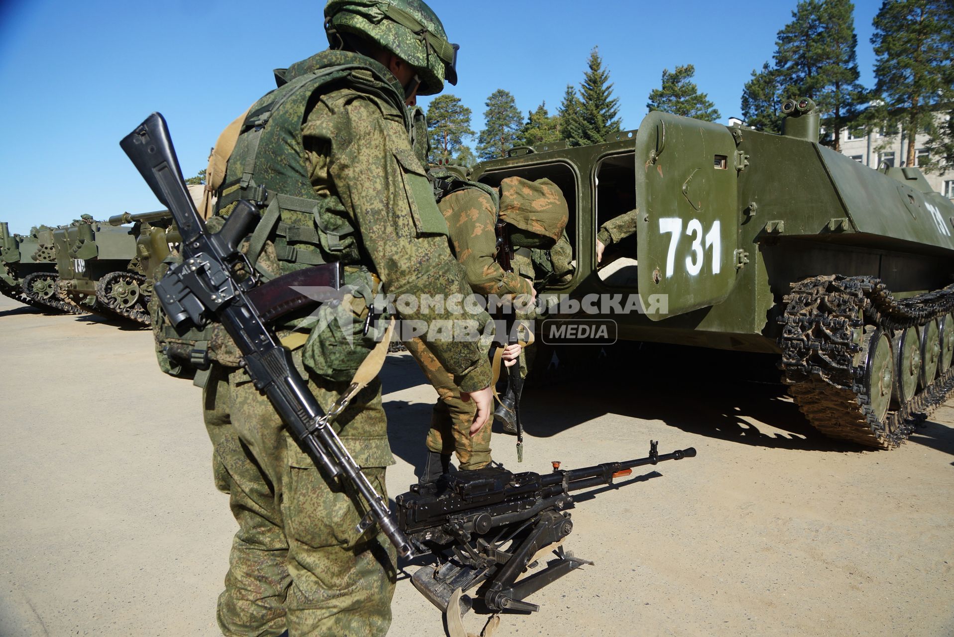 Военнослужащие разведывательного батальона мотострелковой бригады, во время смотра вооружения и обмундирования коммандным составом ЦВО. 32-й военный городок. Екатеринбург