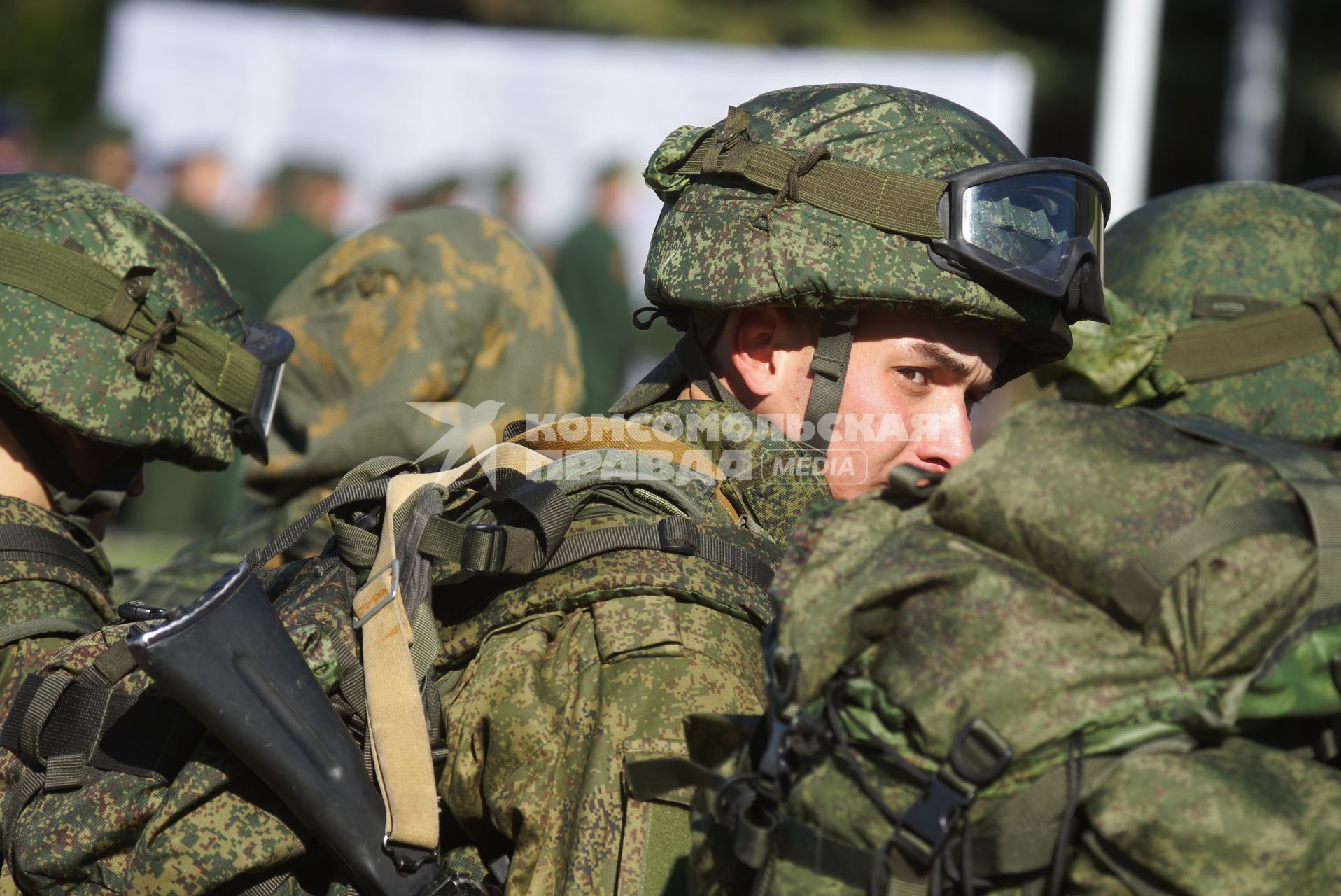 Военнослужащие разведывательного батальона мотострелковой бригады, во время смотра вооружения и обмундирования коммандным составом ЦВО. 32-й военный городок. Екатеринбург