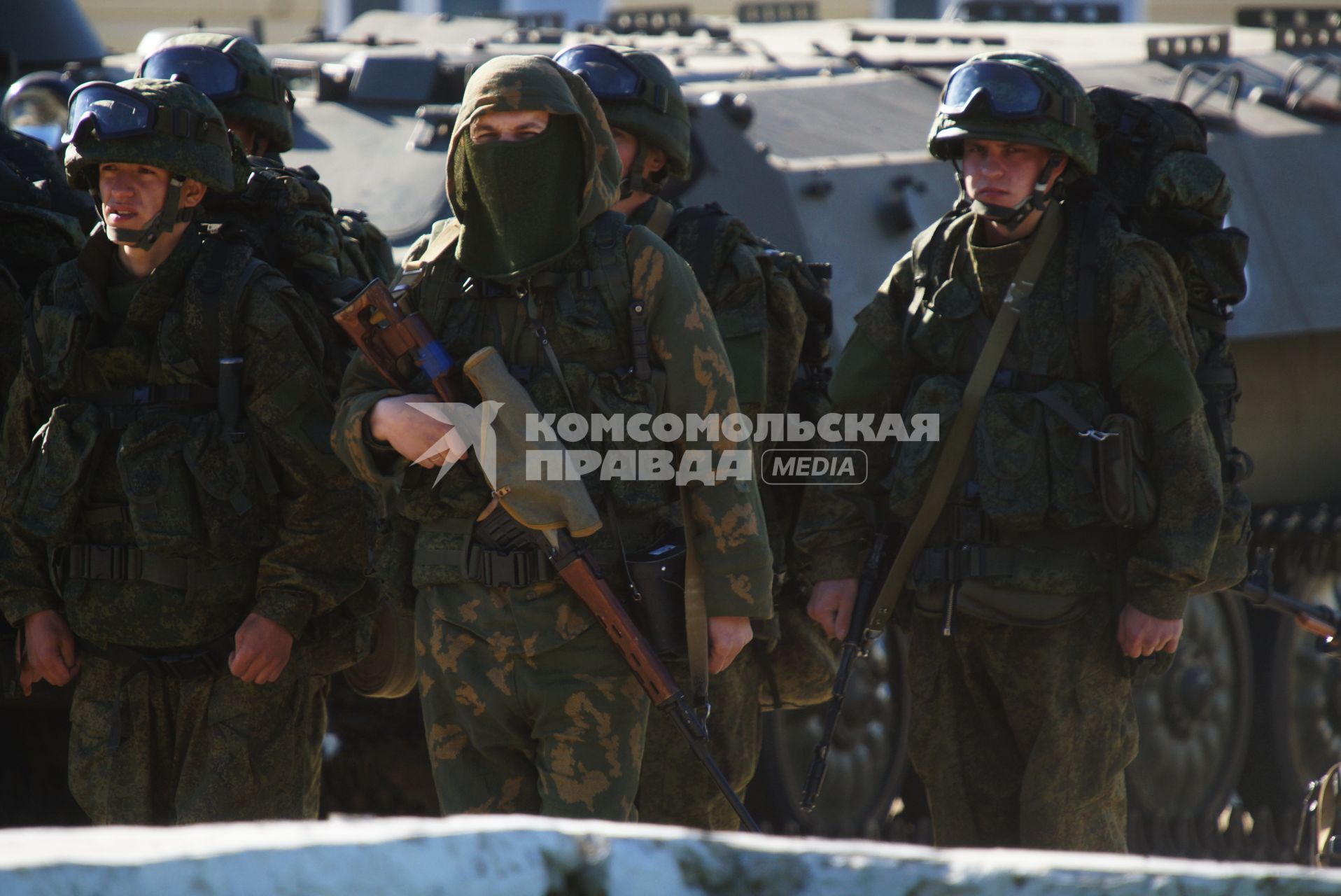 Военнослужащие разведывательного батальона мотострелковой бригады, во время смотра вооружения и обмундирования коммандным составом ЦВО. 32-й военный городок. Екатеринбург