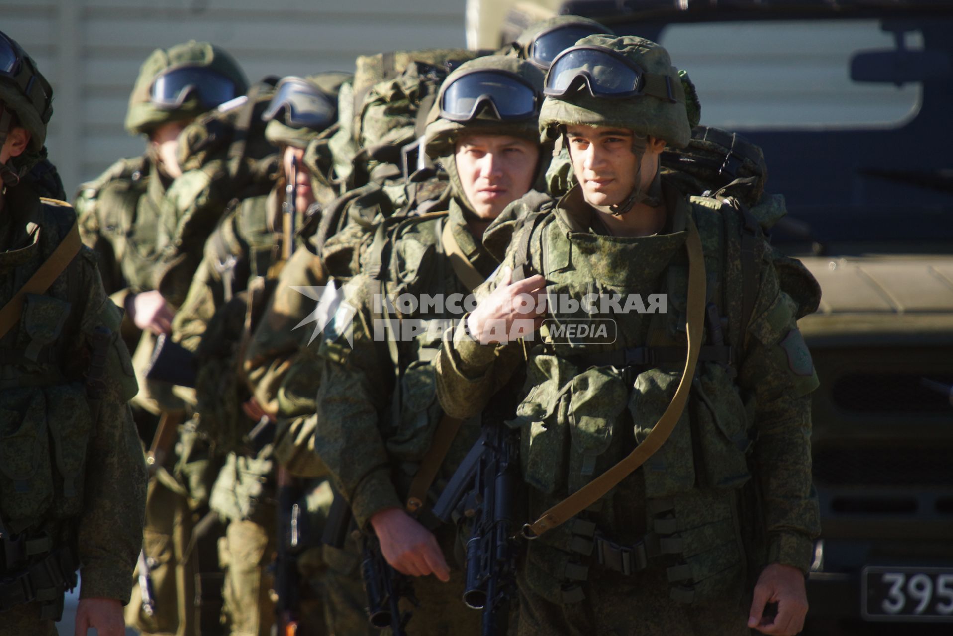 Военнослужащие разведывательного батальона мотострелковой бригады, во время смотра вооружения и обмундирования коммандным составом ЦВО. 32-й военный городок. Екатеринбург