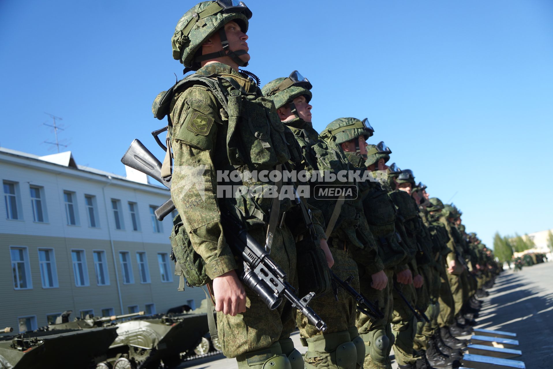 Военнослужащие разведывательного батальона мотострелковой бригады, во время смотра вооружения и обмундирования коммандным составом ЦВО. 32-й военный городок. Екатеринбург