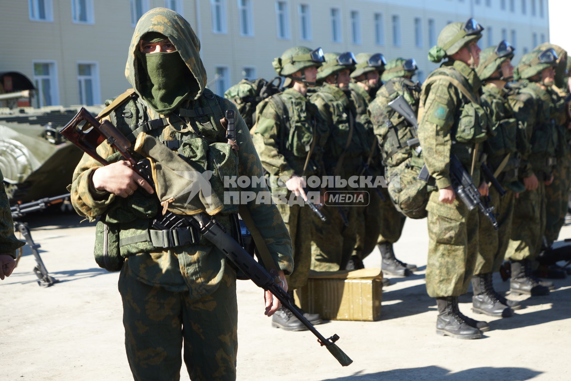 Военнослужащие разведывательного батальона мотострелковой бригады, во время смотра вооружения и обмундирования коммандным составом ЦВО. 32-й военный городок. Екатеринбург