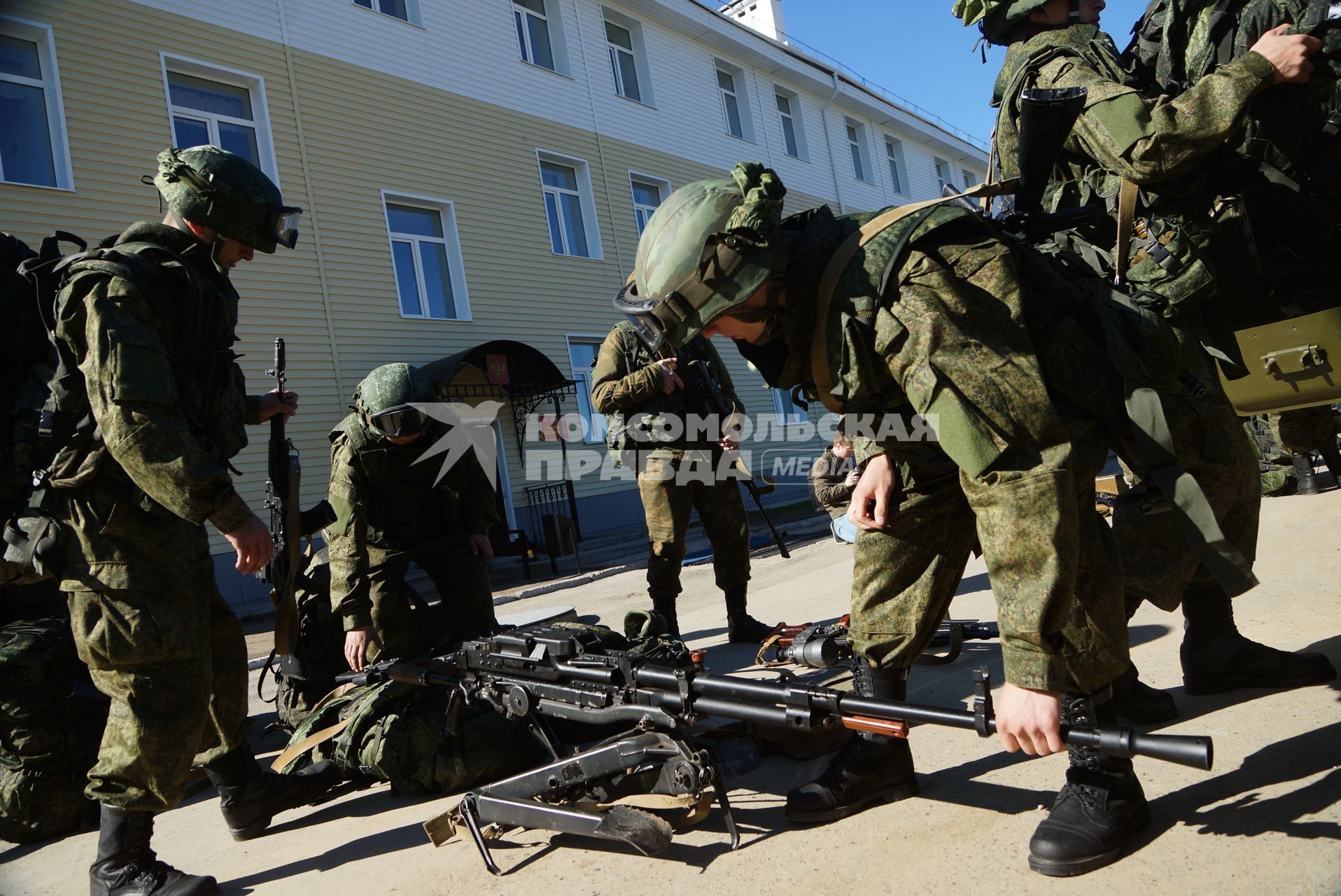 Военнослужащие разведывательного батальона мотострелковой бригады, во время смотра вооружения и обмундирования коммандным составом ЦВО. 32-й военный городок. Екатеринбург