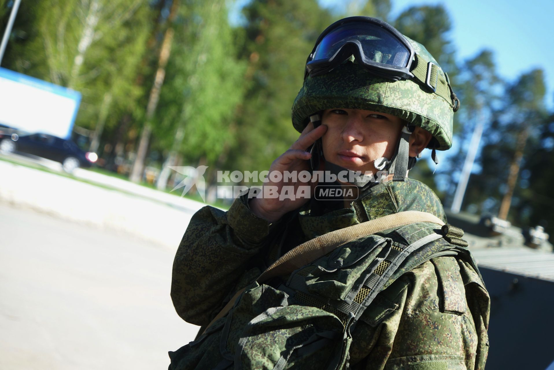 Военнослужащие разведывательного батальона мотострелковой бригады, во время смотра вооружения и обмундирования коммандным составом ЦВО. 32-й военный городок. Екатеринбург