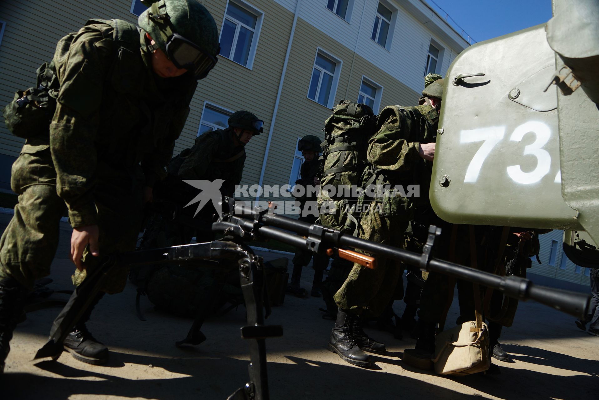 Военнослужащие разведывательного батальона мотострелковой бригады, во время смотра вооружения и обмундирования коммандным составом ЦВО. 32-й военный городок. Екатеринбург