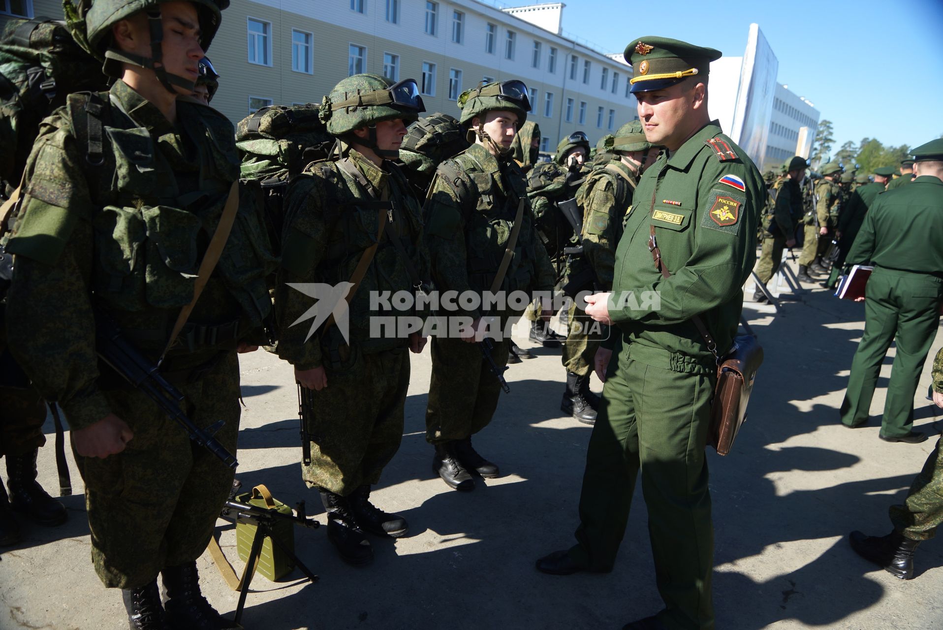 Военнослужащие разведывательного батальона мотострелковой бригады, во время смотра вооружения и обмундирования коммандным составом ЦВО. 32-й военный городок. Екатеринбург