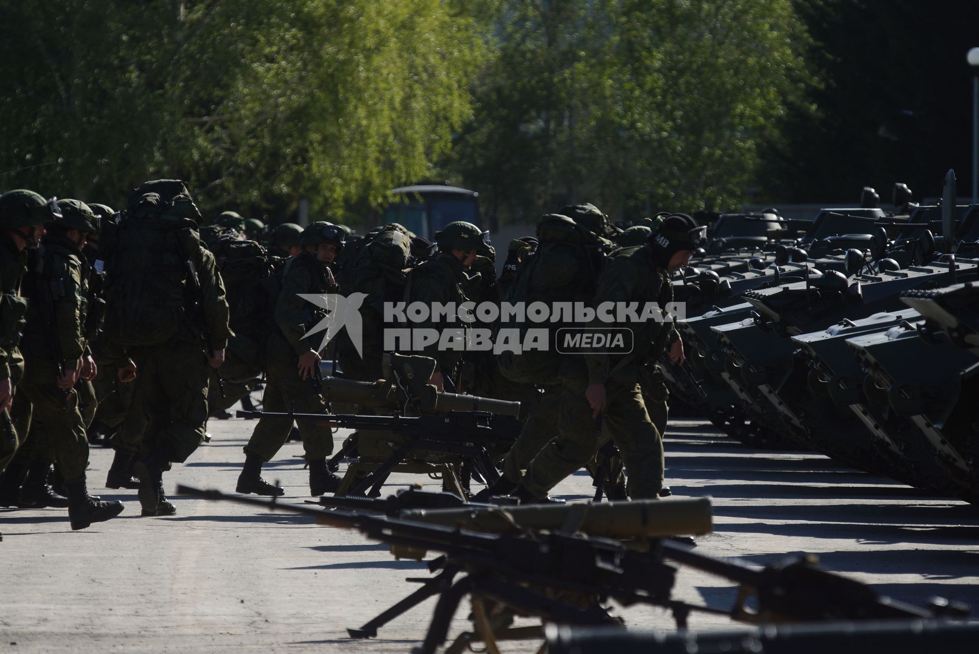 Военнослужащие разведывательного батальона мотострелковой бригады, во время смотра вооружения и обмундирования коммандным составом ЦВО. 32-й военный городок. Екатеринбург