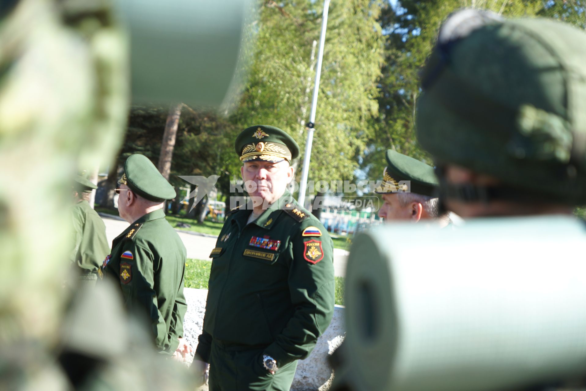 Начальник штаба Центрального военного округа (ЦВО) генерал-майор Александр Дворников, во время смотра вооружения и обмундирования коммандным составом разведывательного батальона мотострелковой бригады ЦВО. 32-й военный городок. Екатеринбург